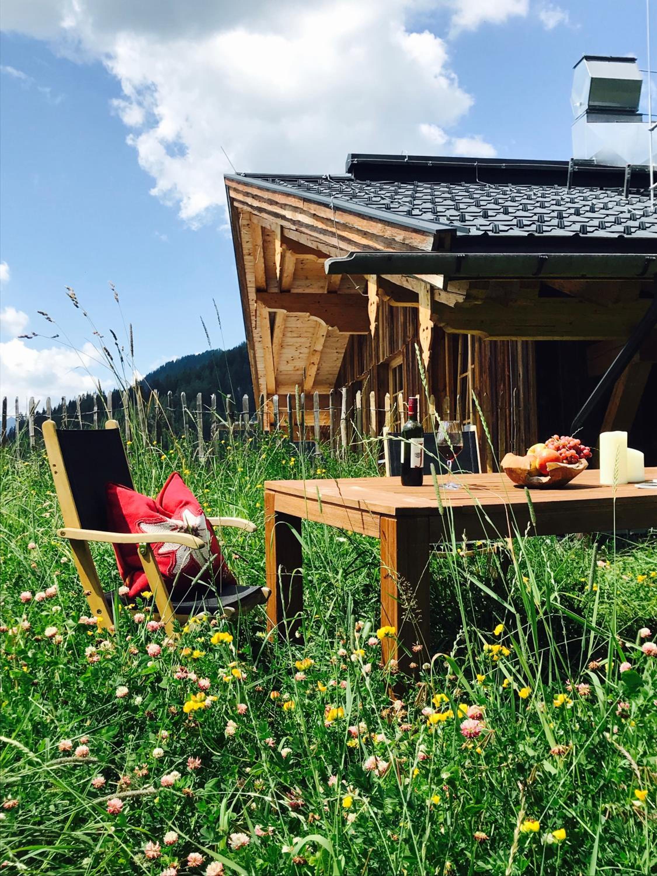 One-Bedroom Apartment with Balcony and Mountain View   photo 3