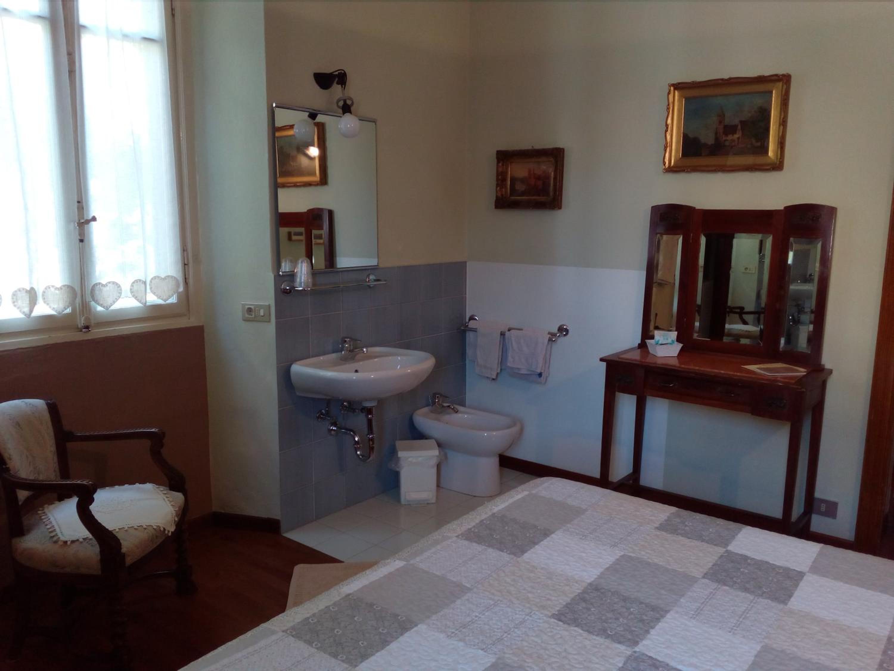 Double Room with Shared Bathroom photo 1