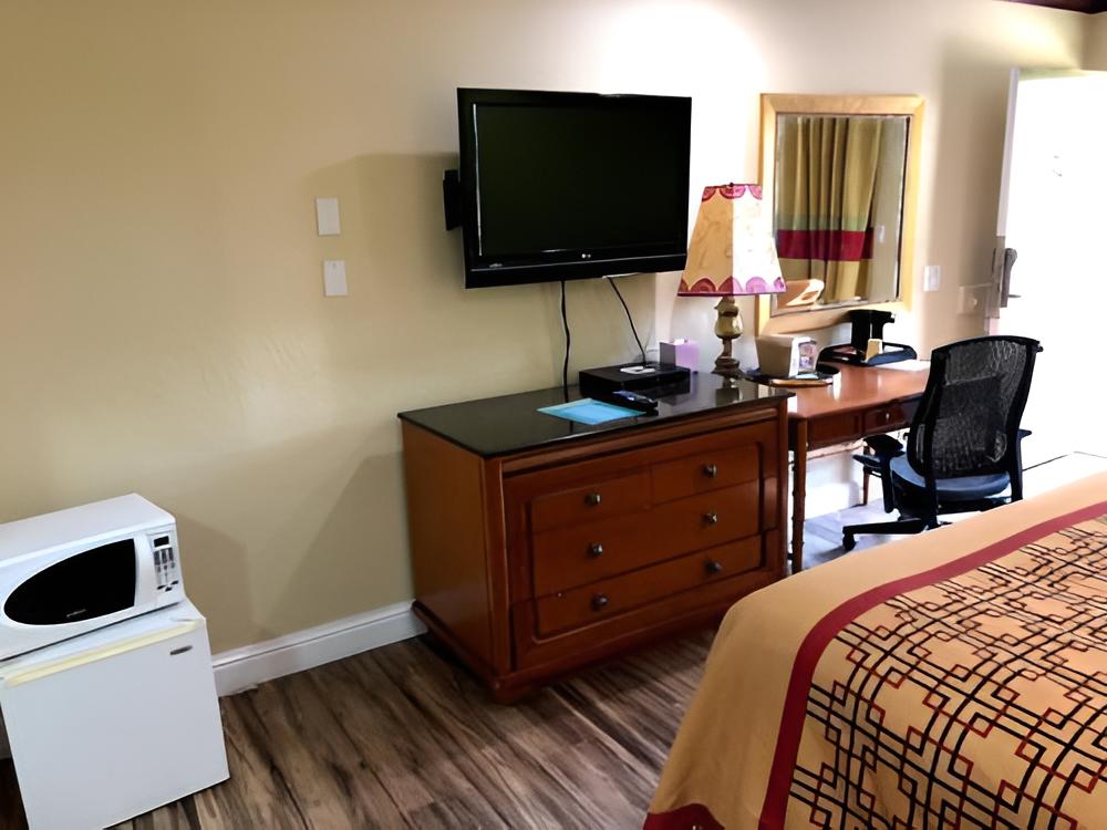 King Room - Non-Smoking photo 2