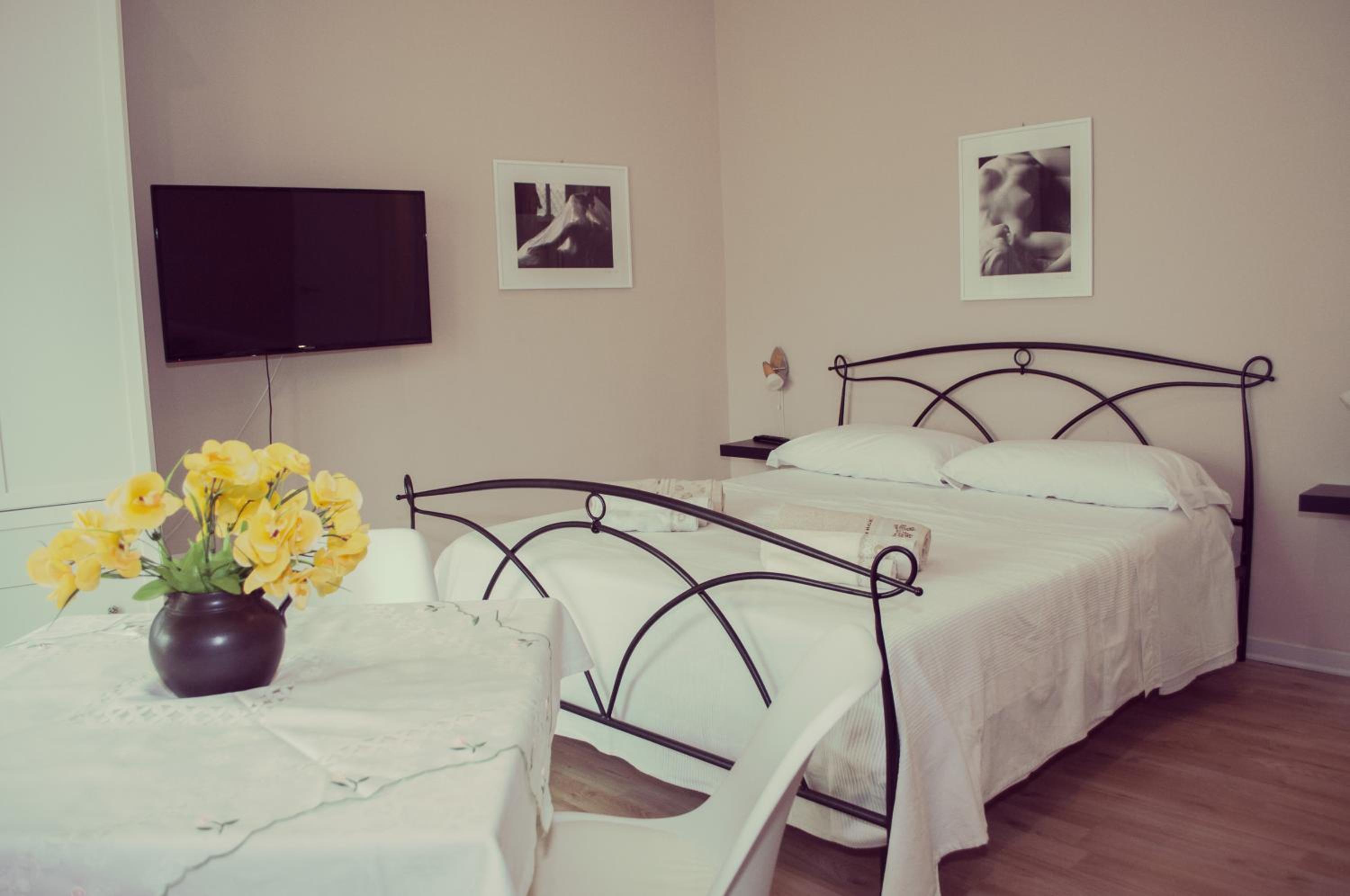 Deluxe Double Room with Private Bathroom photo 1