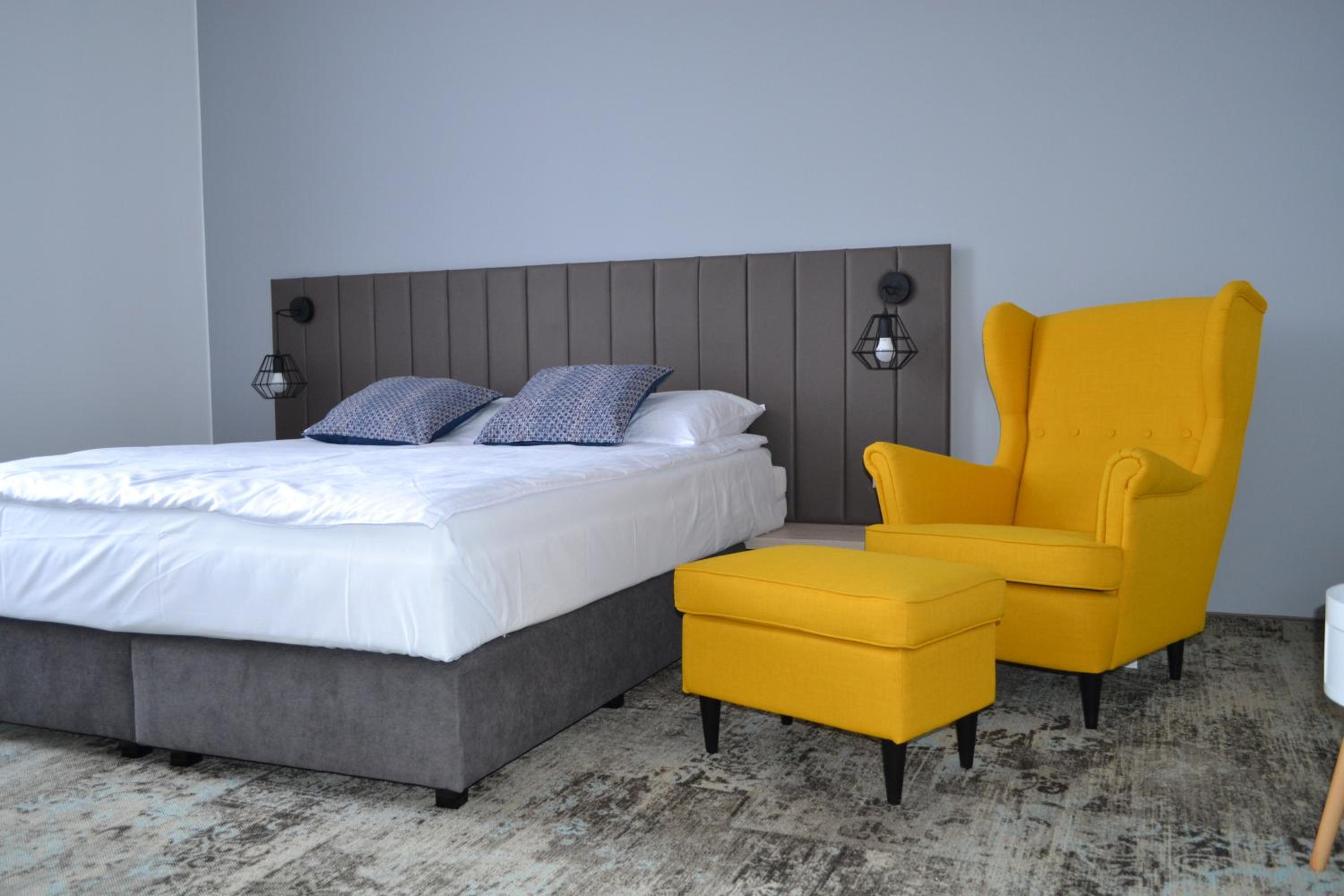 Large Double or Twin Room with Bathroom - Photo 5
