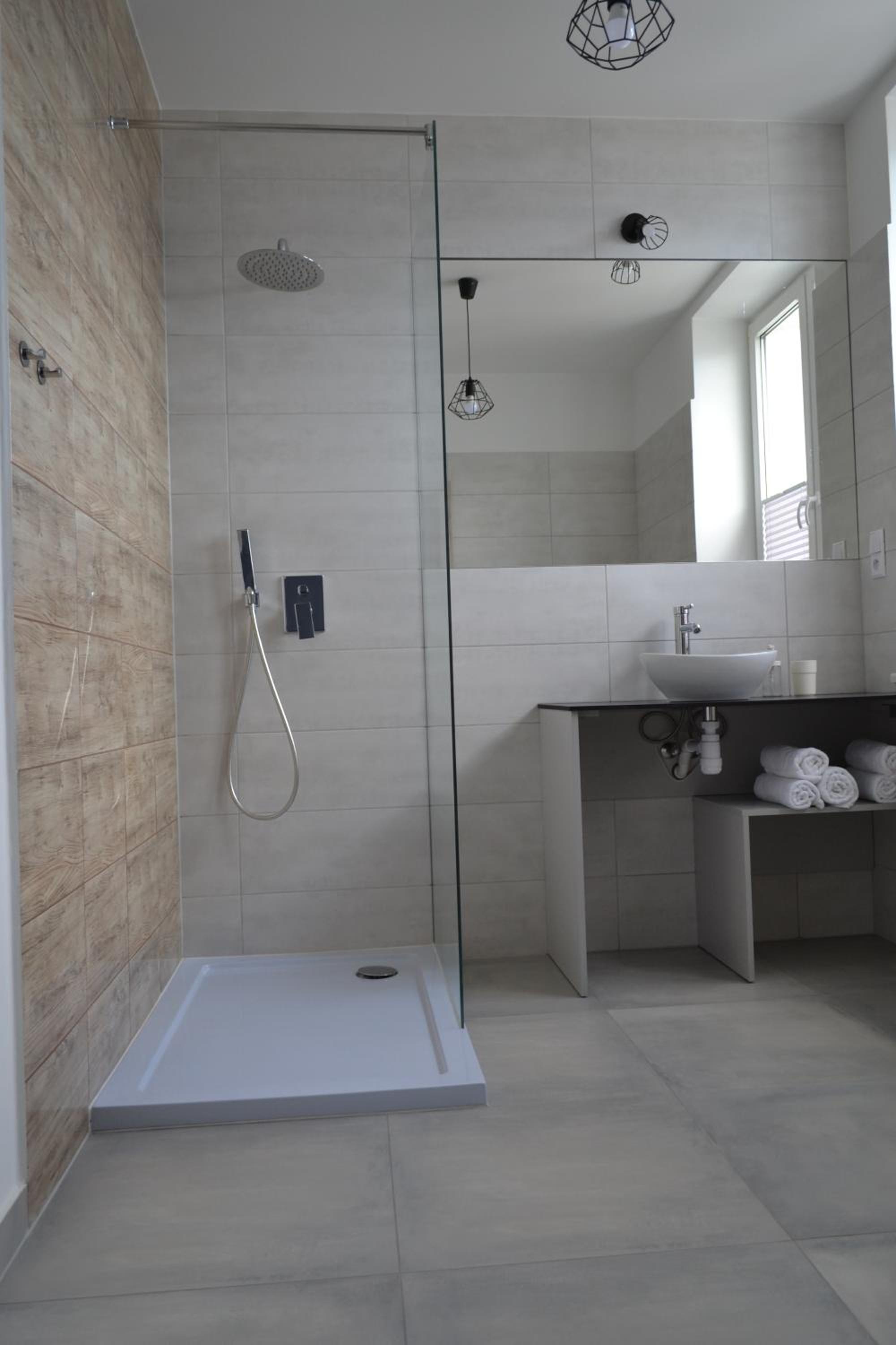 Large Double or Twin Room with Bathroom - Photo 8