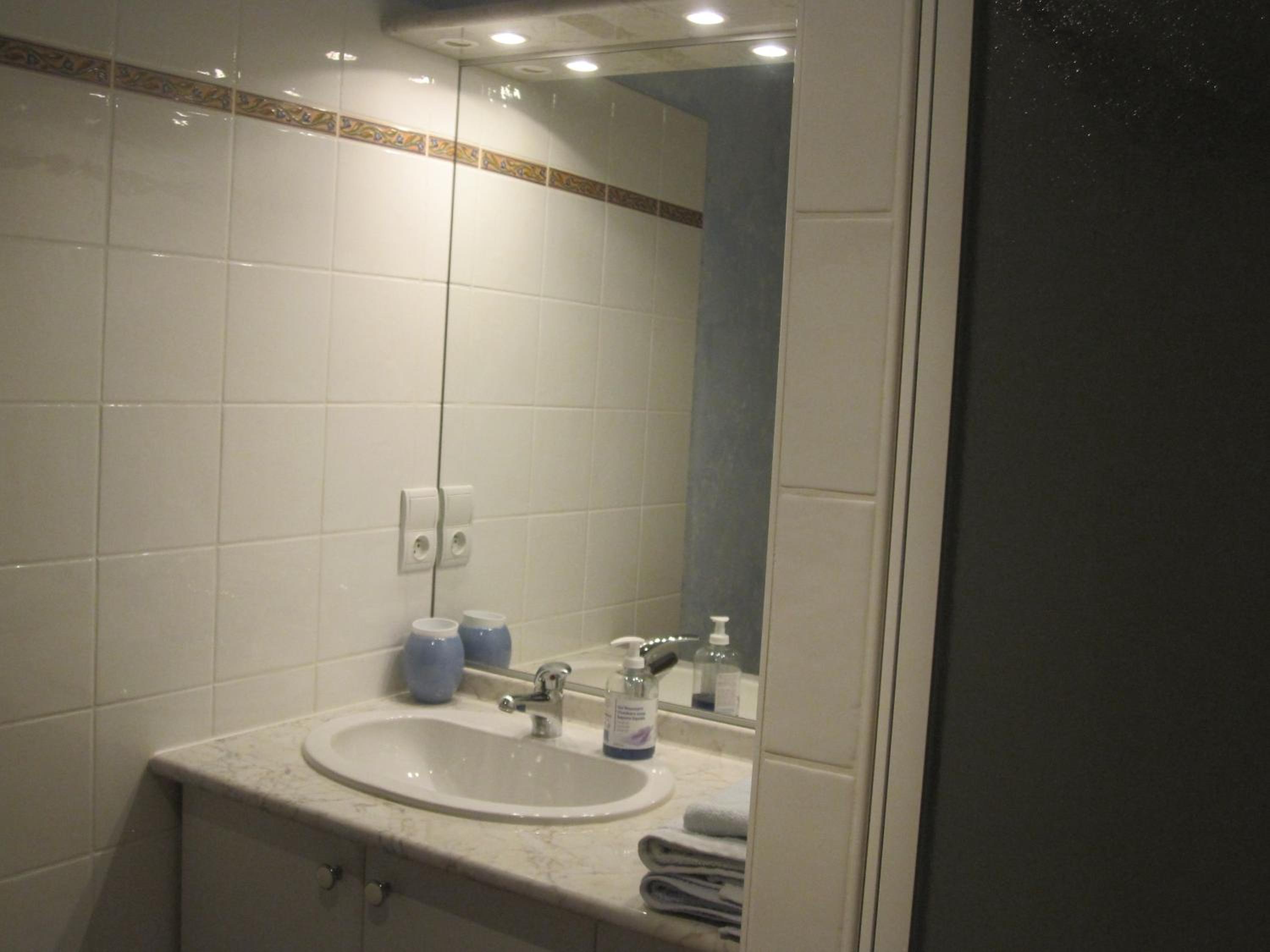 Twin Room with Private Bathroom photo 2