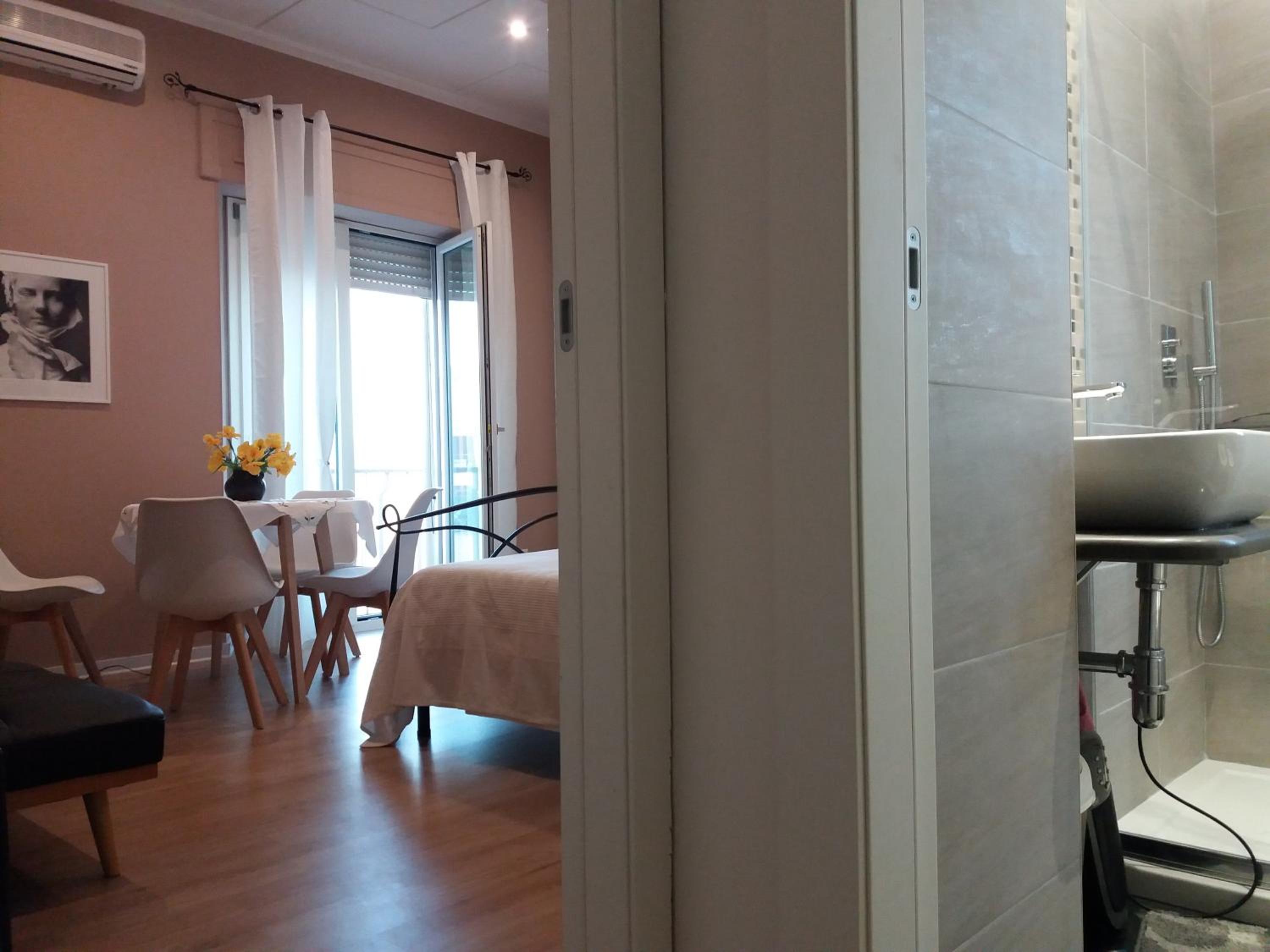 Deluxe Double Room with Private Bathroom photo 2