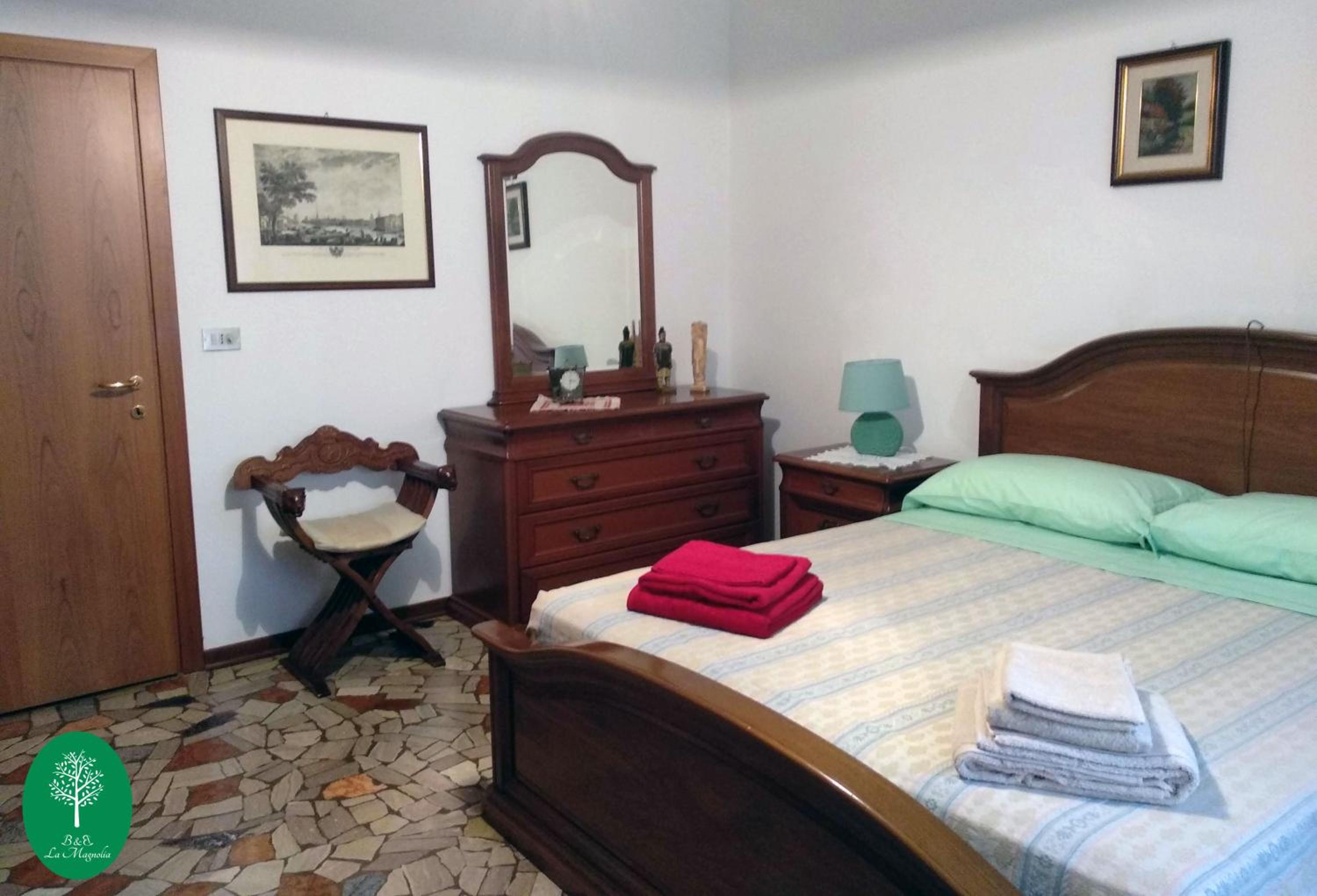 Double Room with Shared Bathroom photo 2