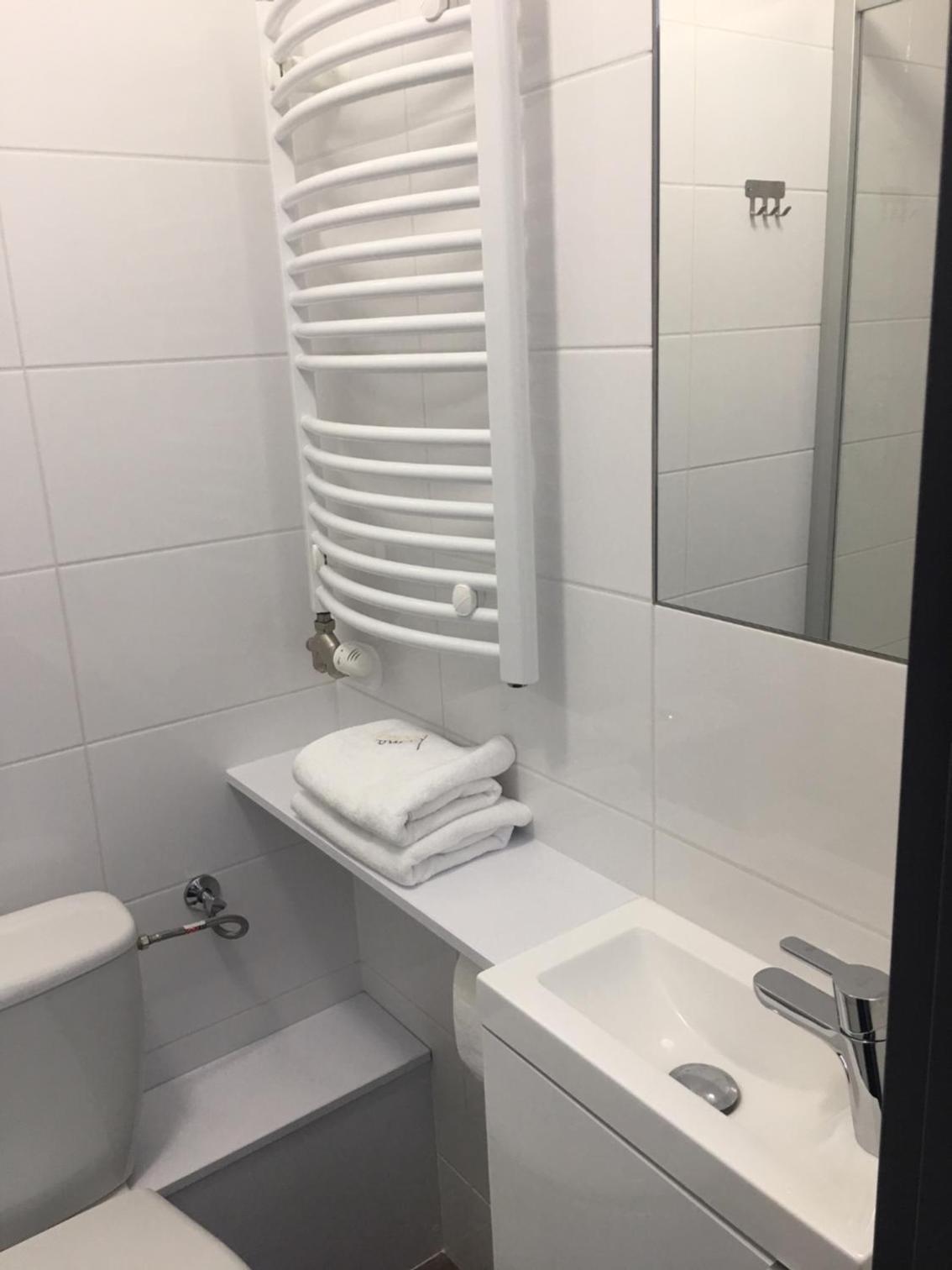 Double or Twin Room with Private Bathroom - Photo 4