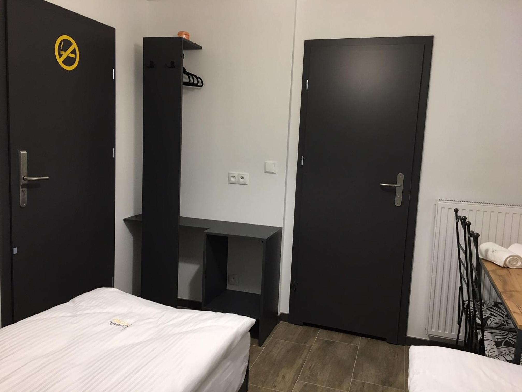 Twin Room with Private Bathroom photo 2
