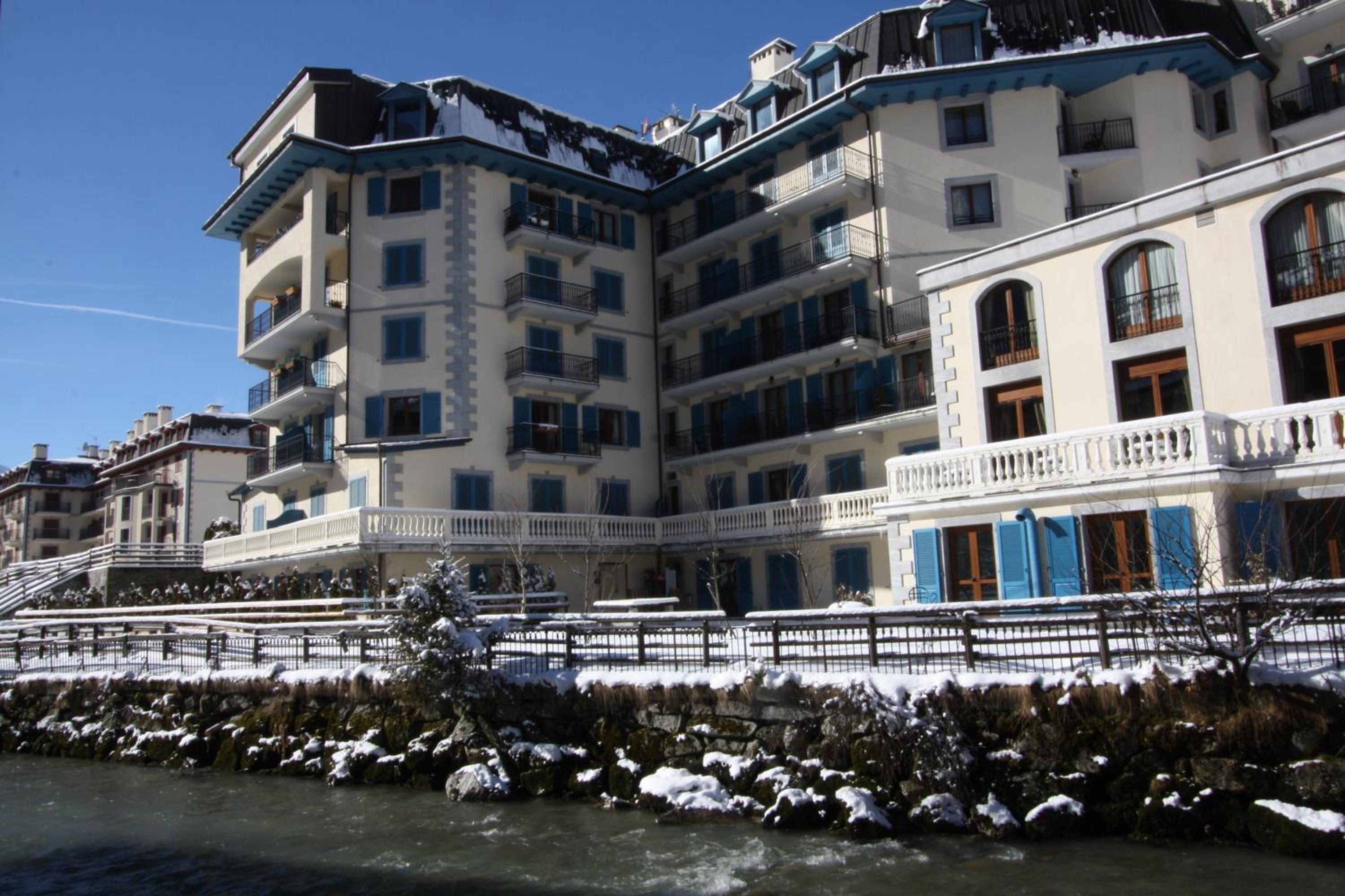 Apartment with Mountain View