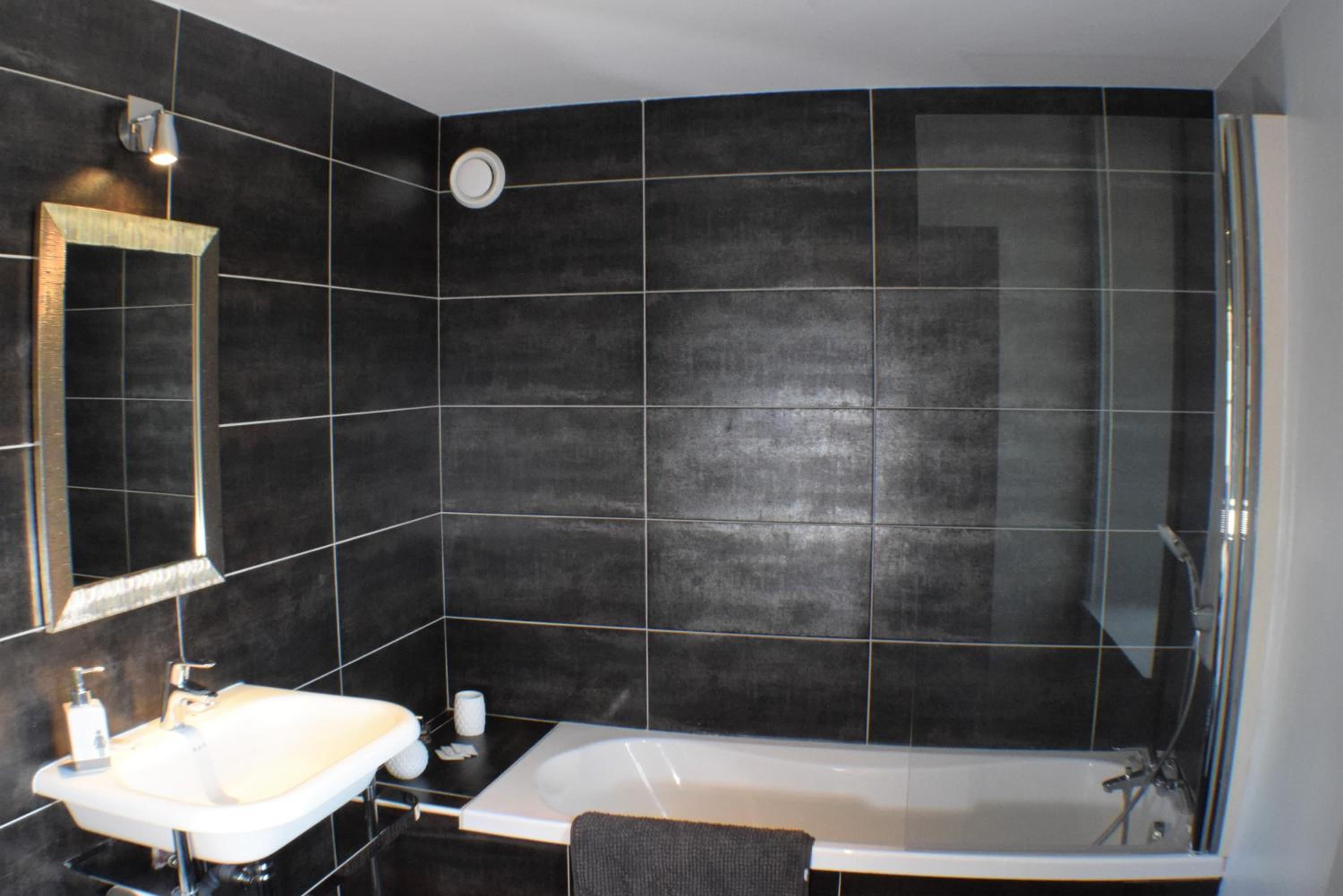 Deluxe Double Room with Shower - Photo 4