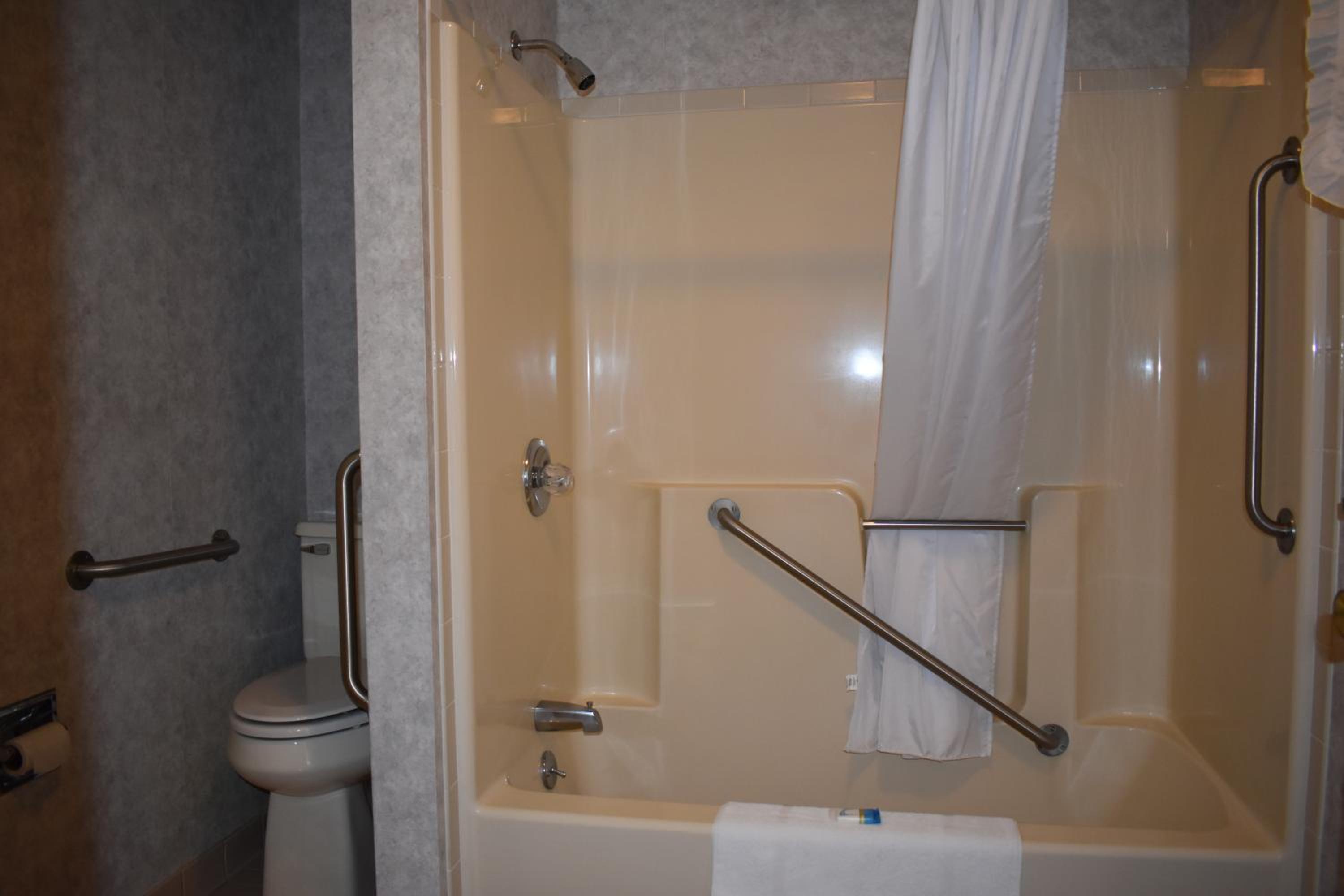Queen Room - Disability Access photo 3