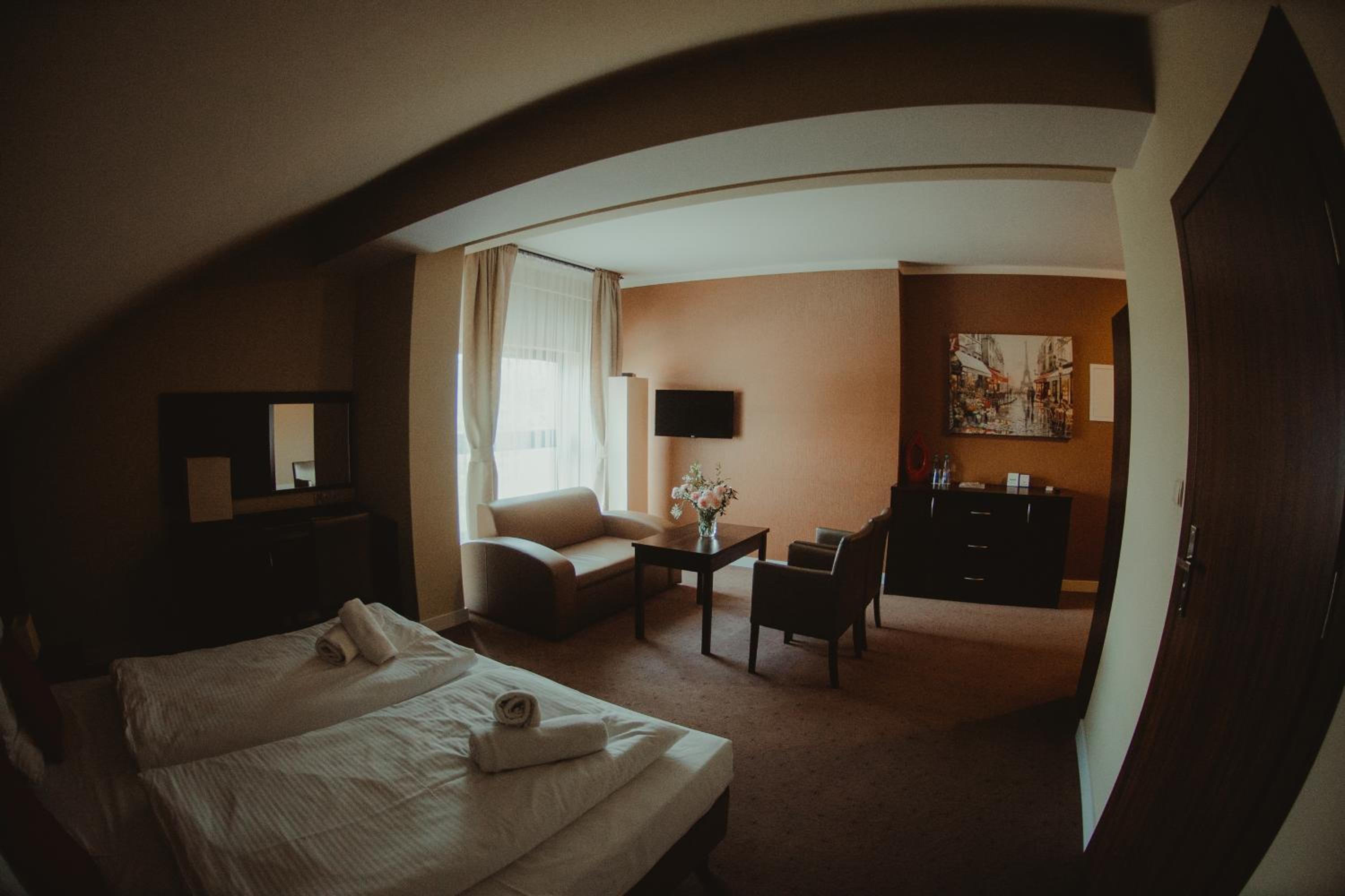 Deluxe King Room - Photo 4