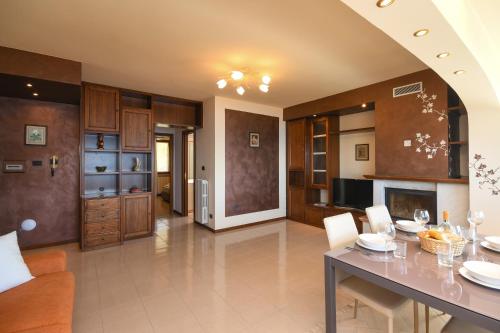 Penthouse Apartment with and Lake View