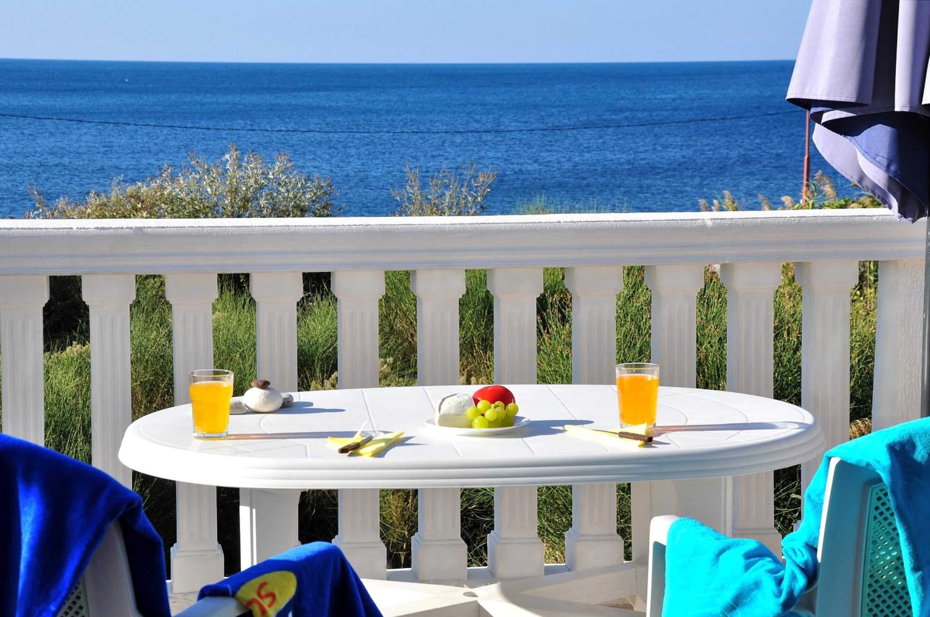 One-Bedroom Apartment with Balcony and Sea View photo 3