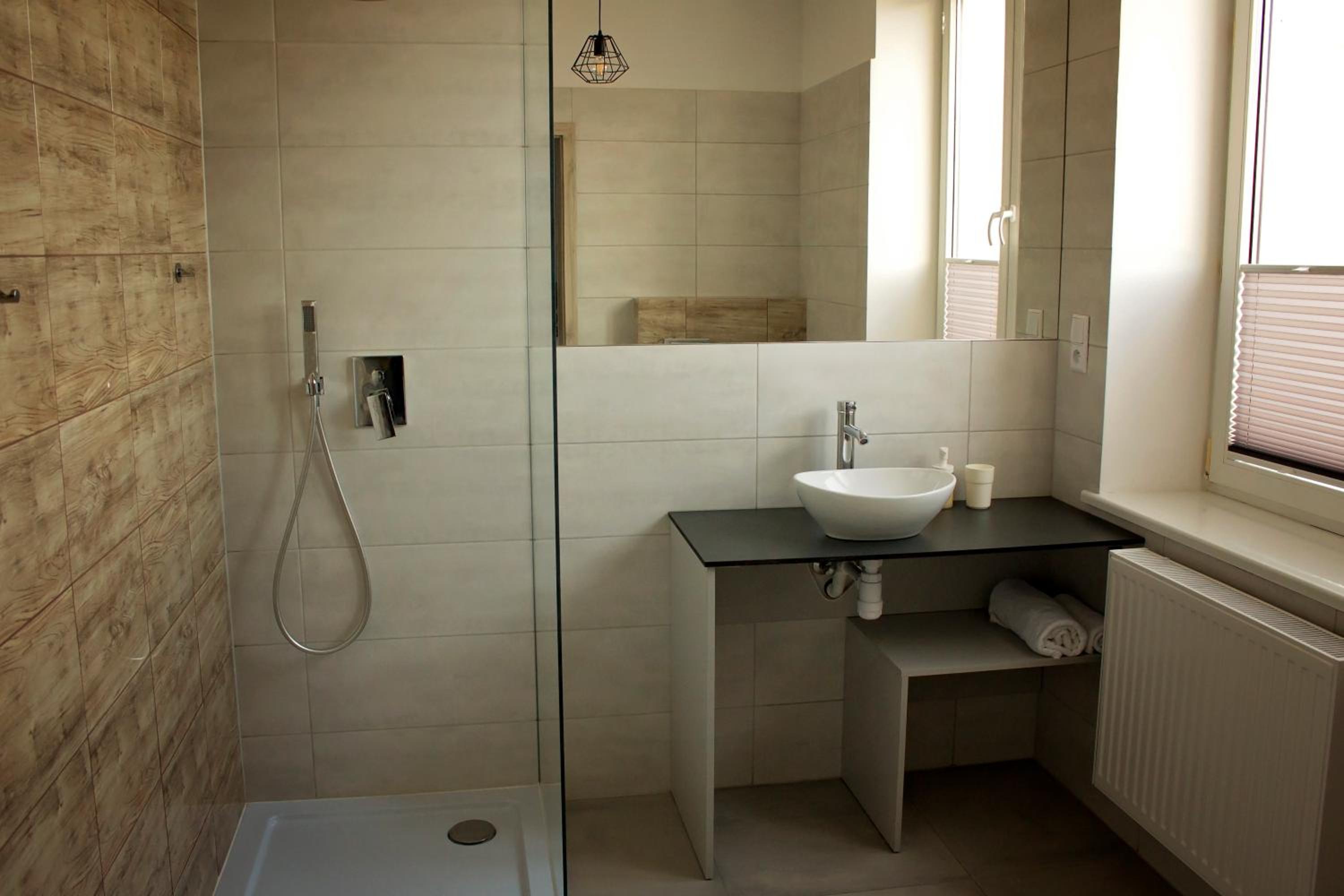 Large Double or Twin Room with Bathroom - Photo 27