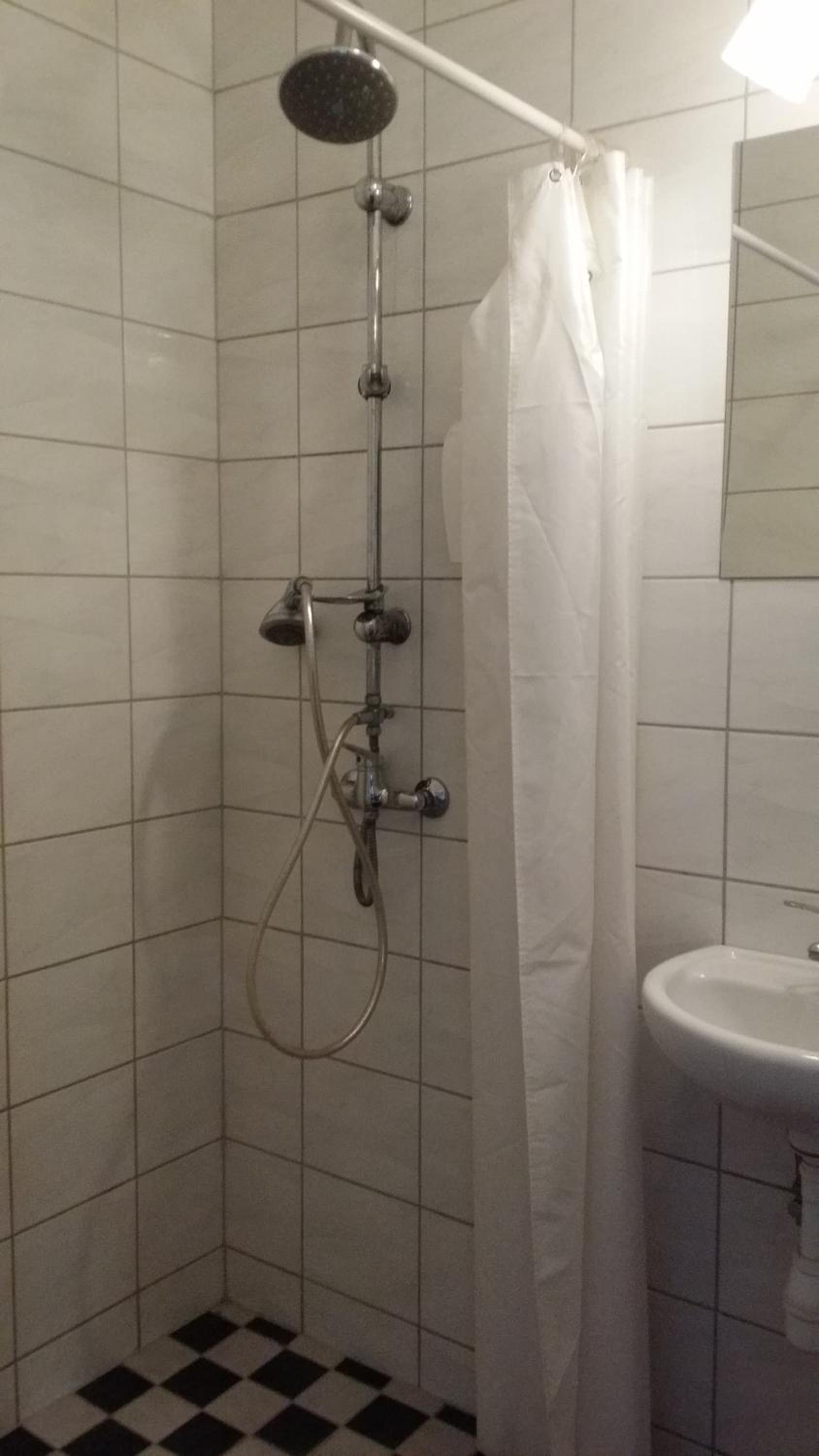Twin Room with Private Bathroom - Photo 8