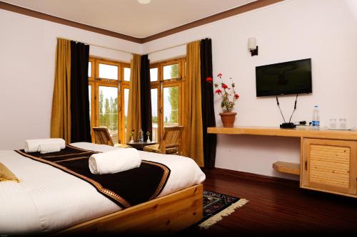 Deluxe Double Room (2 Adults + 1 Child) - Photo 1