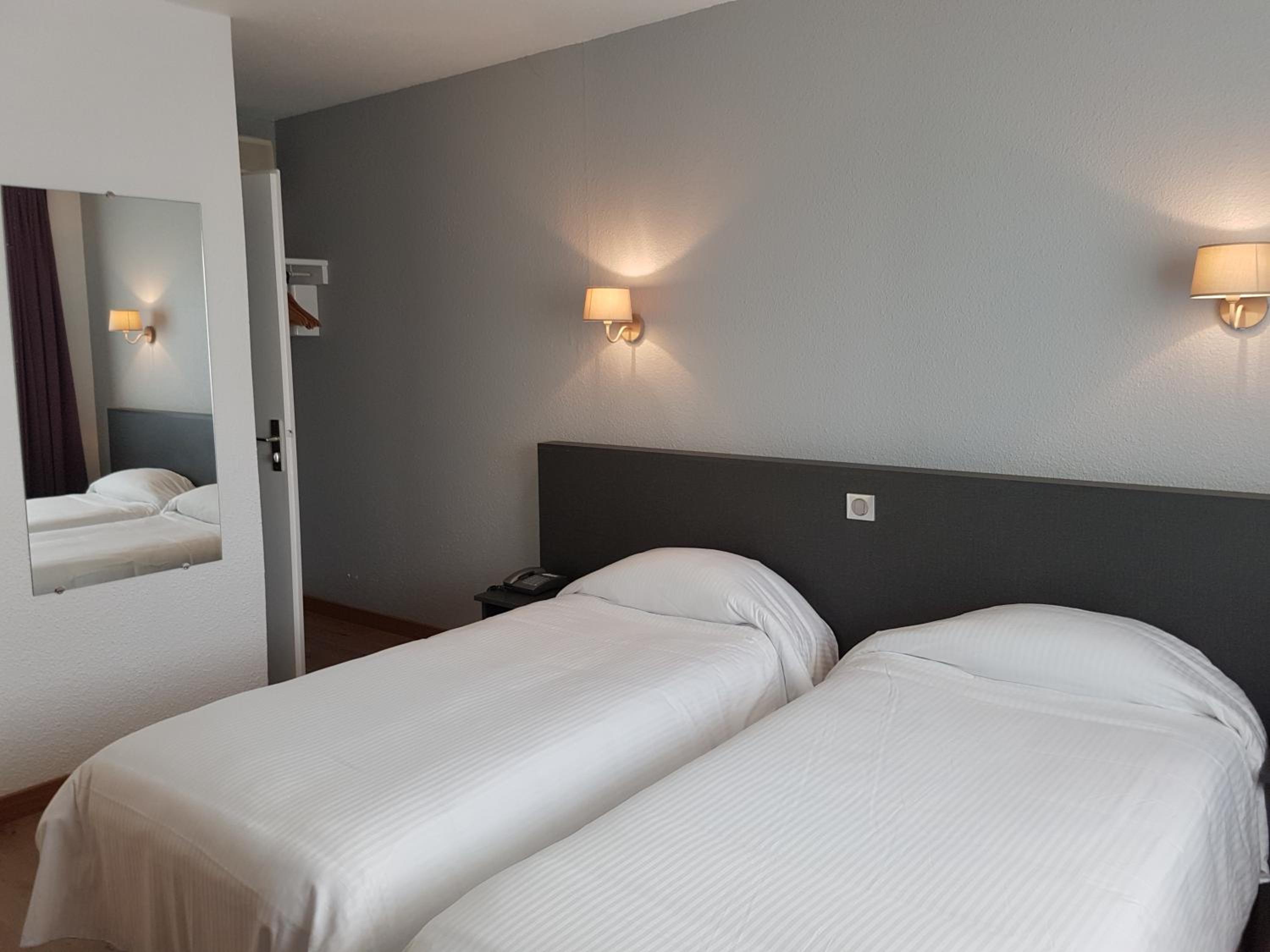 Twin Room - Photo 3