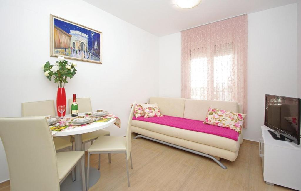 One-Bedroom Apartment - Photo 8