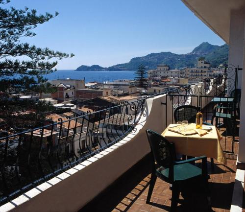Double or Twin Room with Sea View photo 1
