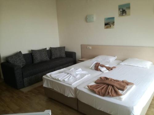 Double or Twin Room with Partial Sea View photo 3