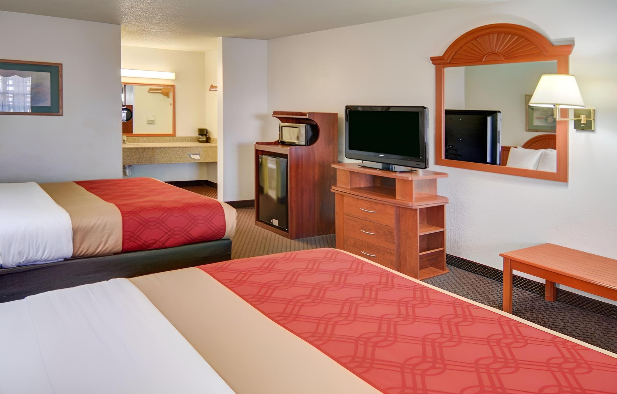 Queen Room with Two Queen Beds - Non-Smoking - Photo 2