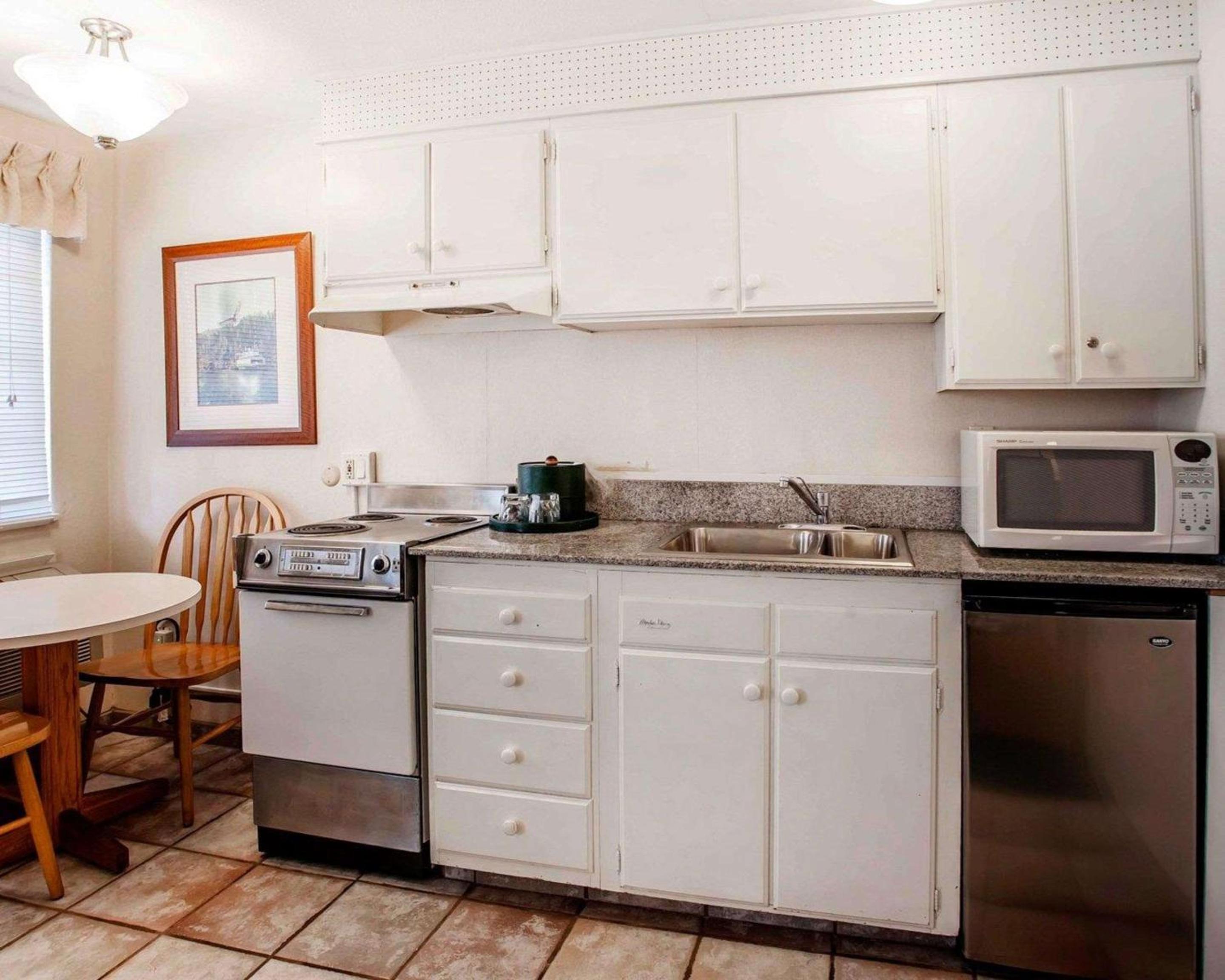 Standard King Room with Kitchenette - Non-Smoking  photo 2