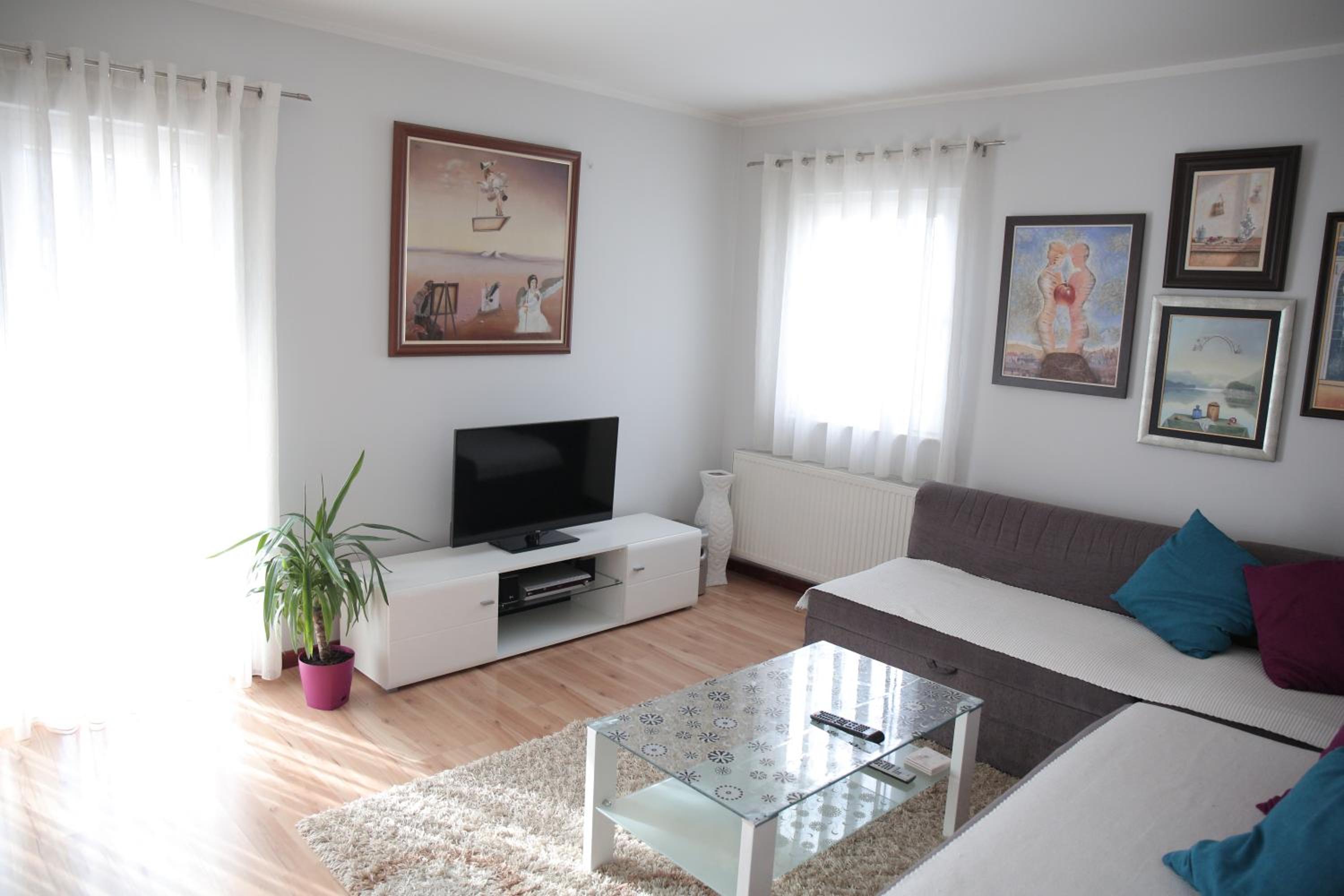One-Bedroom Apartment photo 1