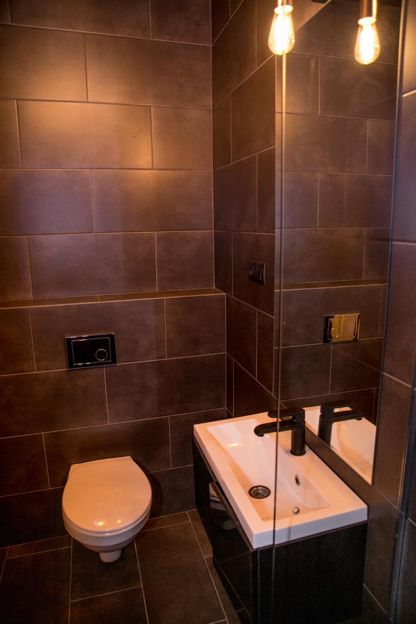 Apartment with Shower - Photo 3