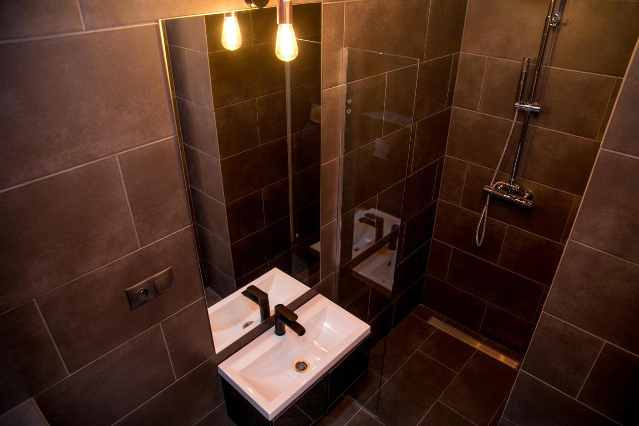 Apartment with Shower - Photo 2