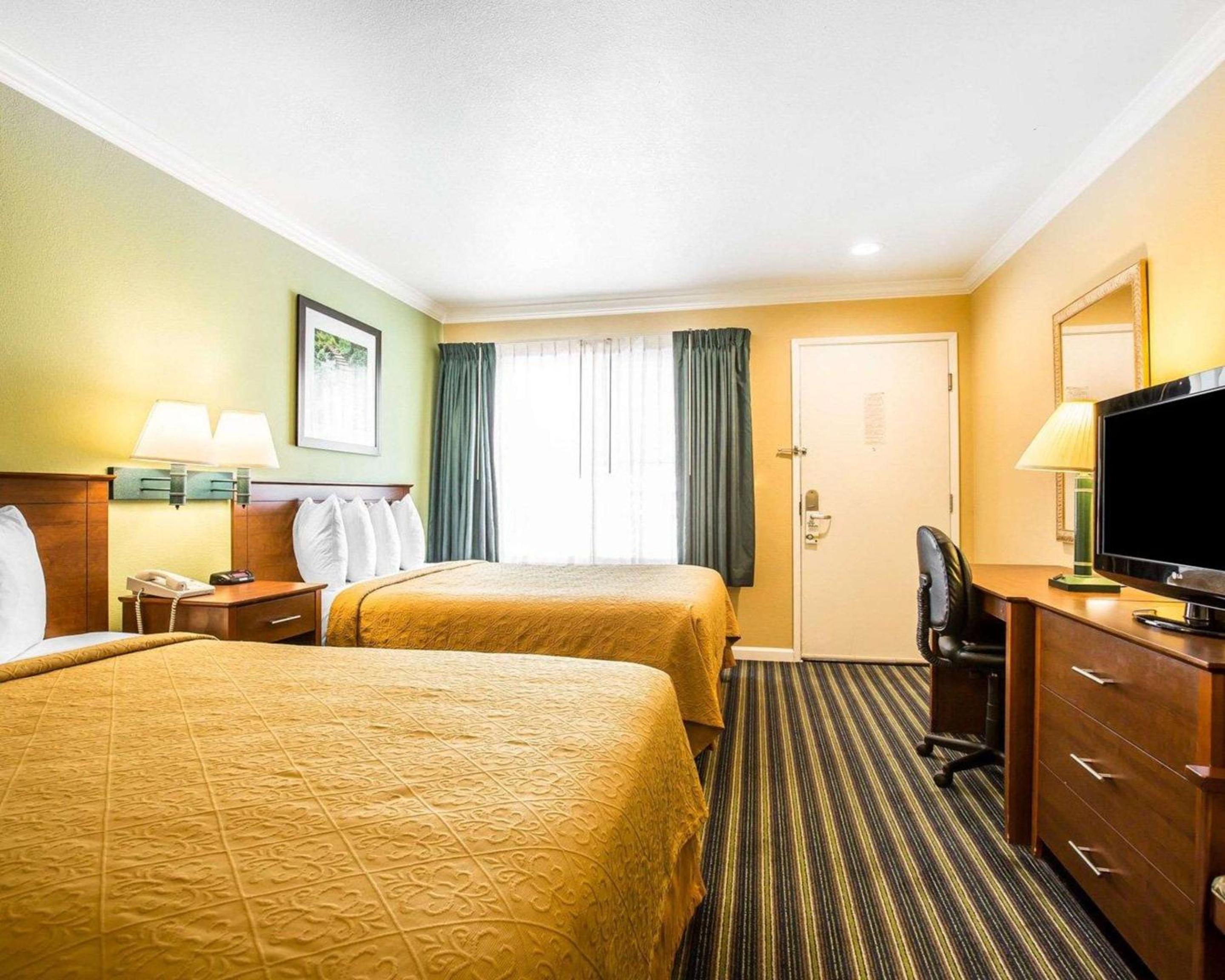 Double Room with Two Double Beds - Non-Smoking photo 1