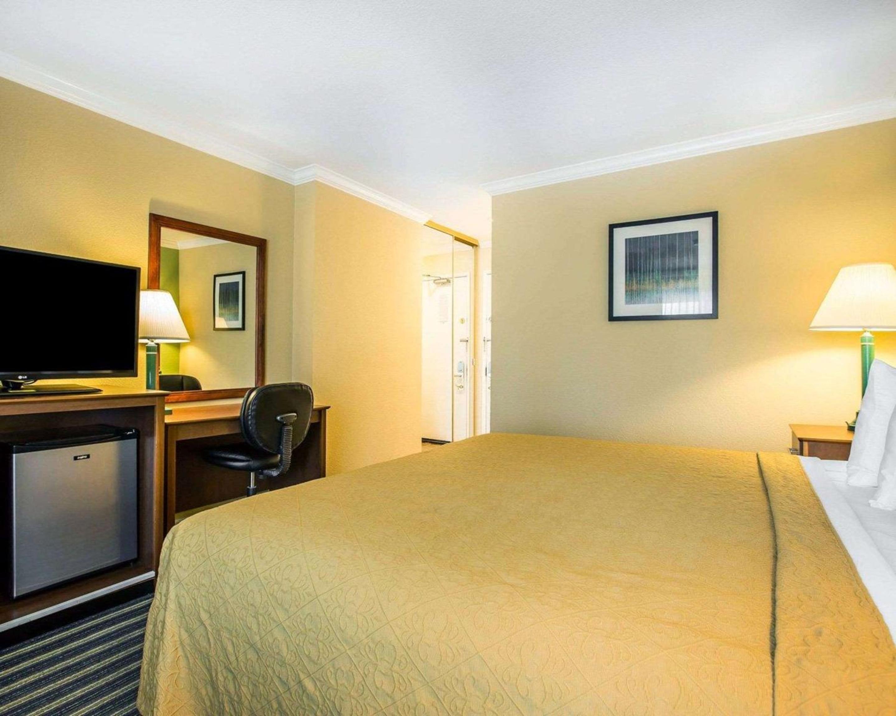Standard King Room - Non-Smoking  photo 3