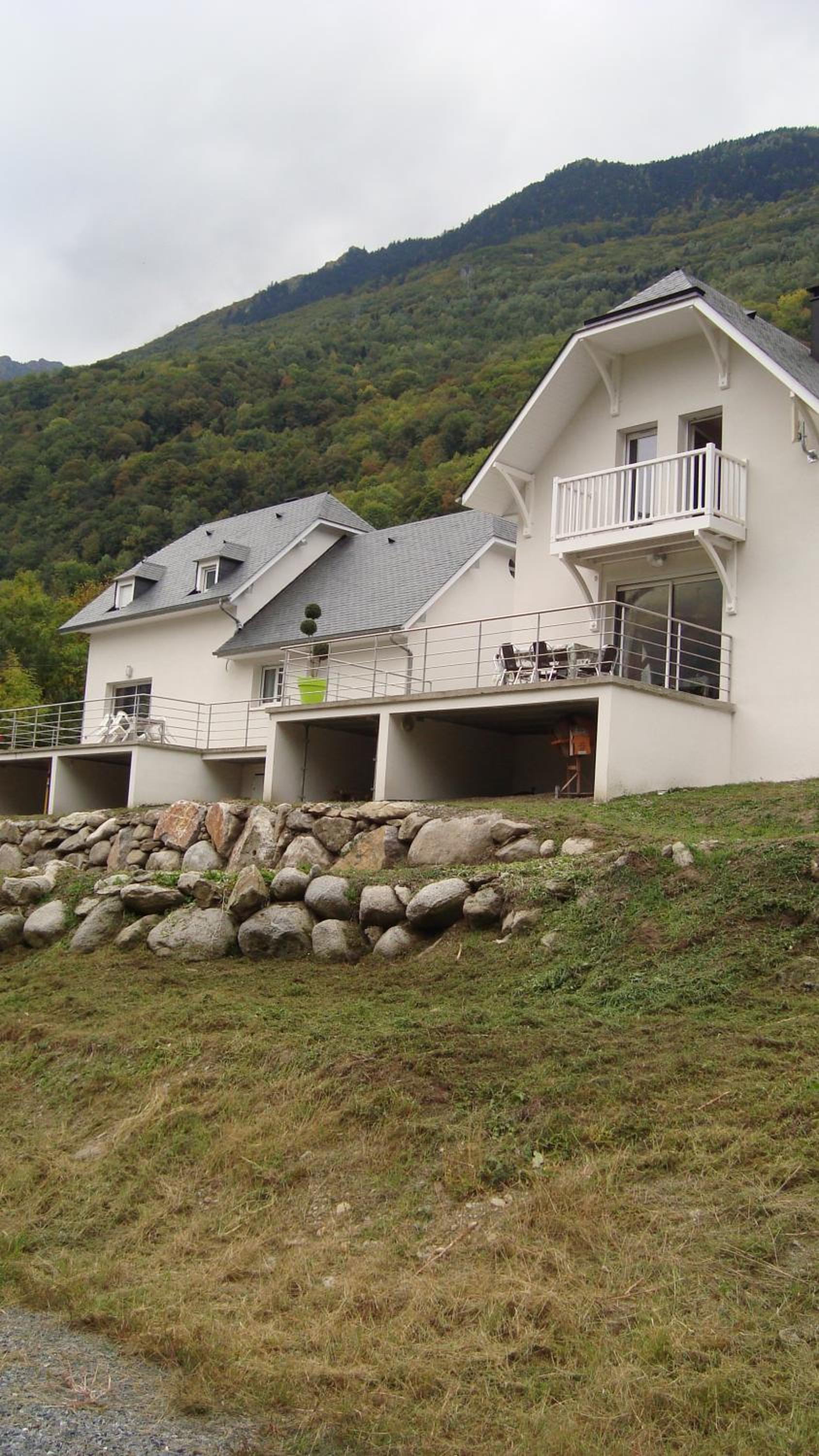 Three-Bedroom House photo 2