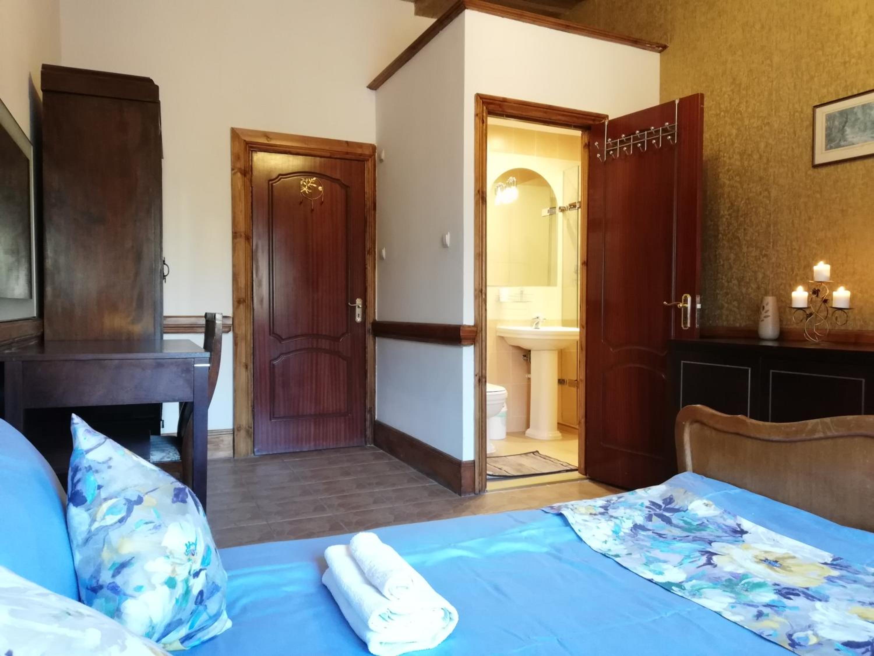 Double Room - Photo 8