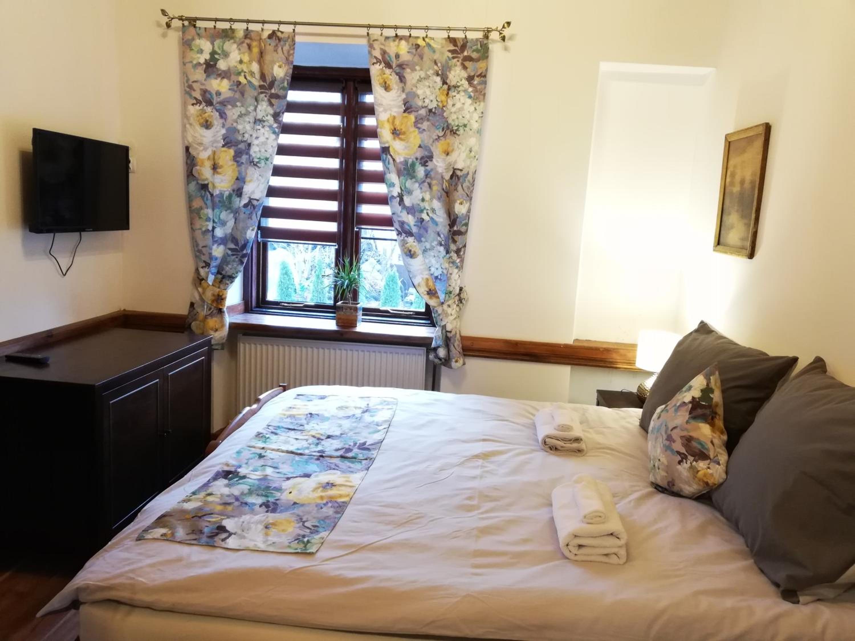 Double or Twin Room with Shower - Photo 13