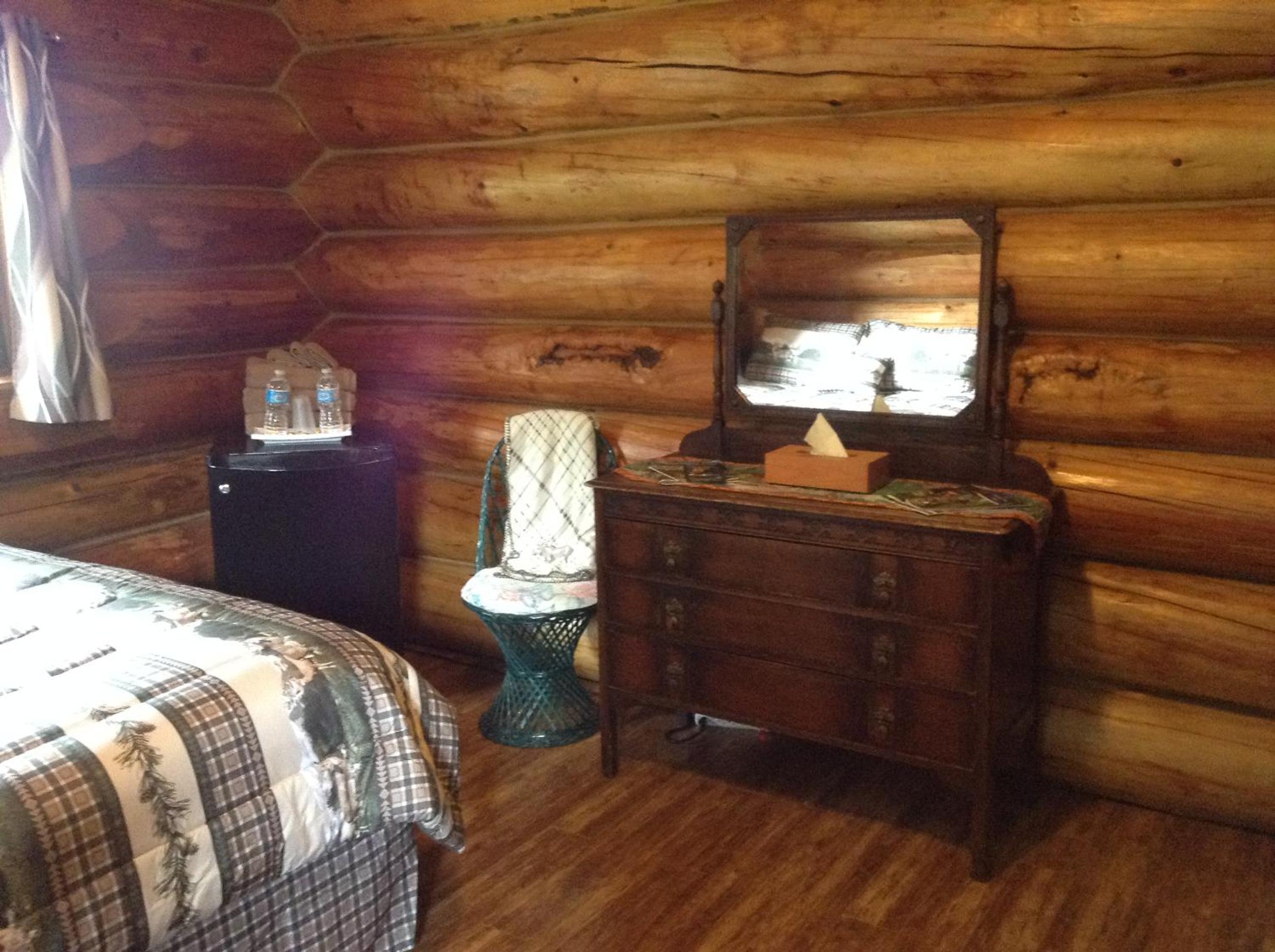 Deluxe Queen Room (1 queen, 1 twin) - Photo 3