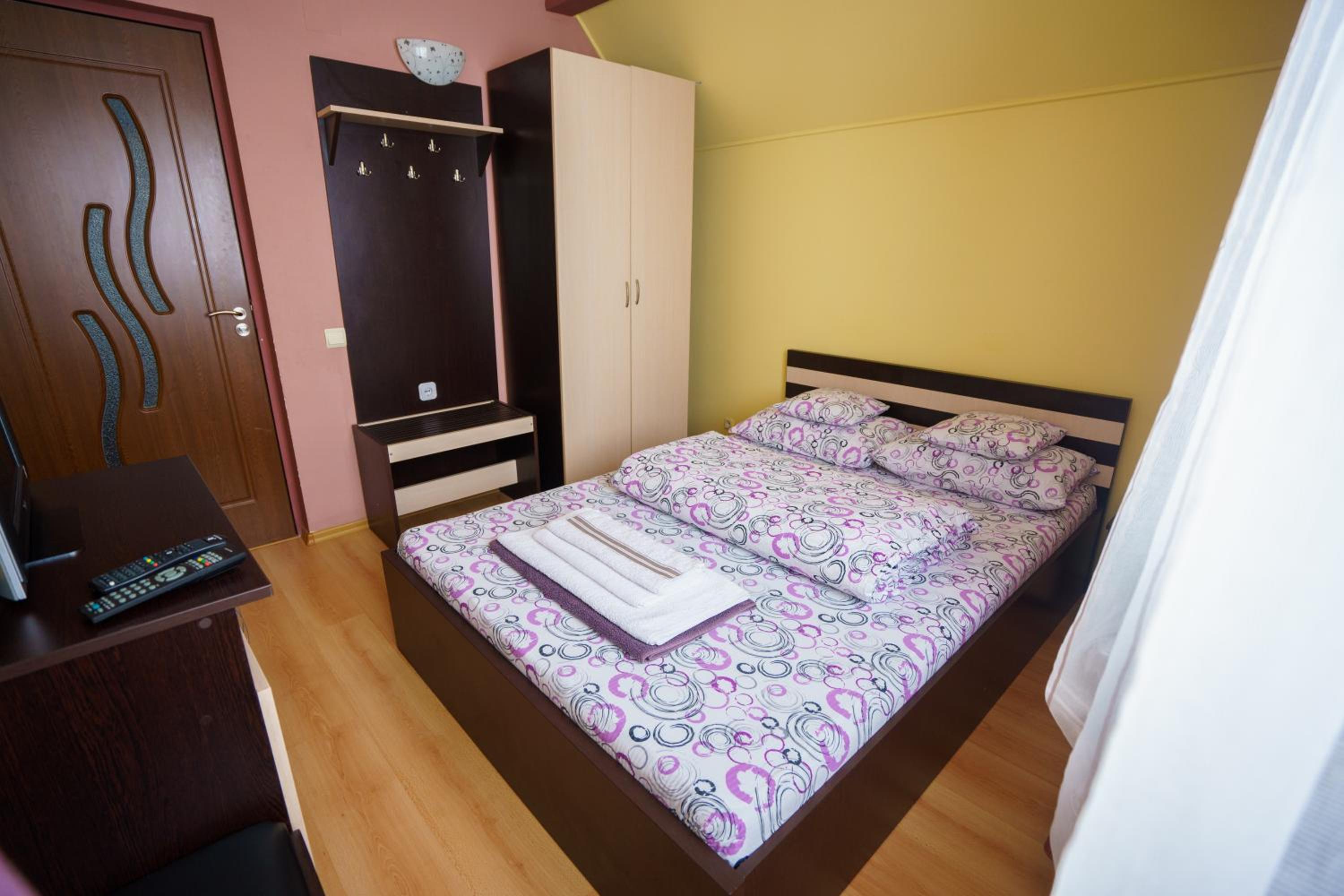 Double Room with Private External Bathroom - Photo 2