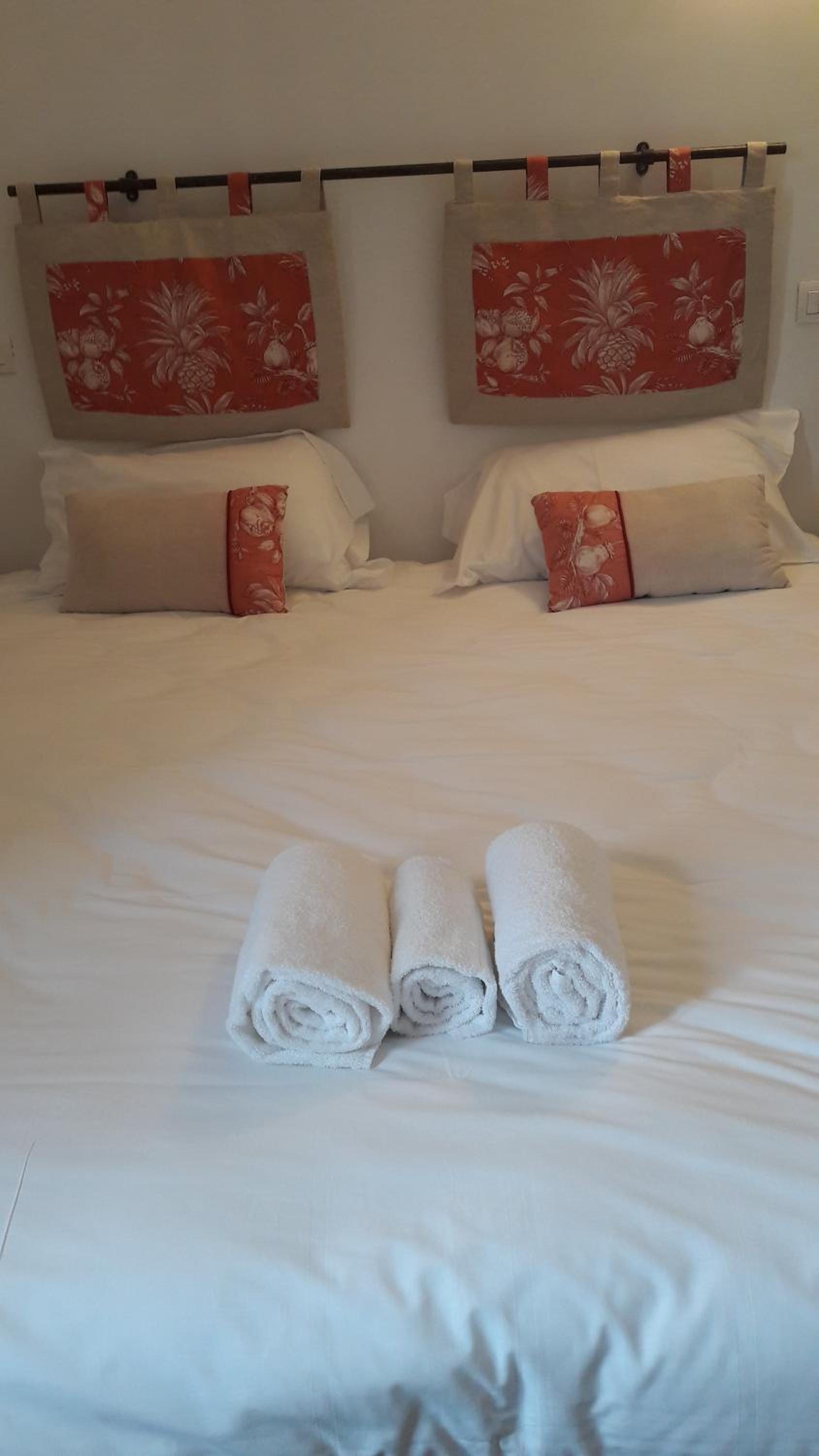 Deluxe Room (2 Adults + 1 Child) - Photo 1