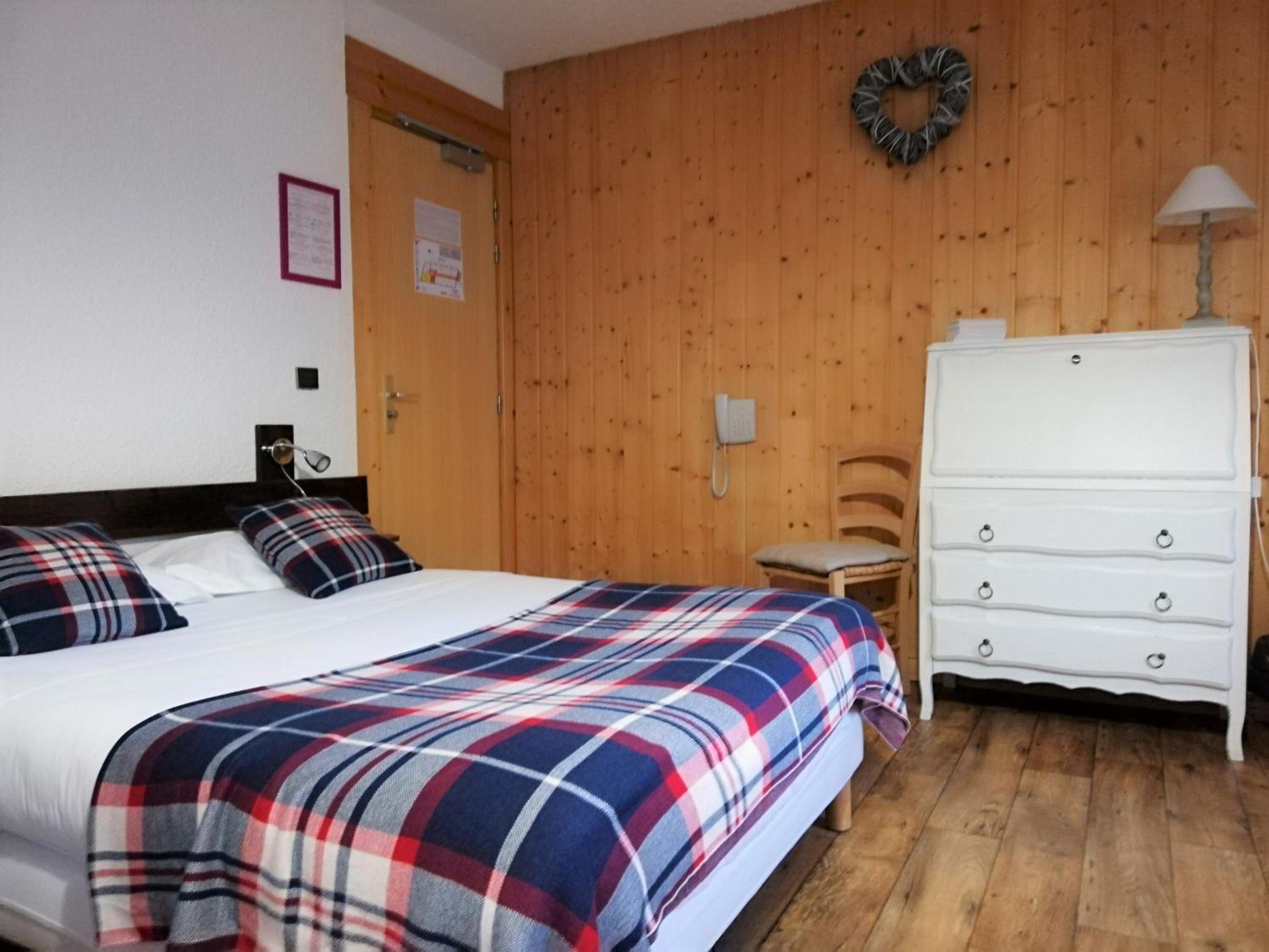 Quadruple Room with Bathroom - Photo 1