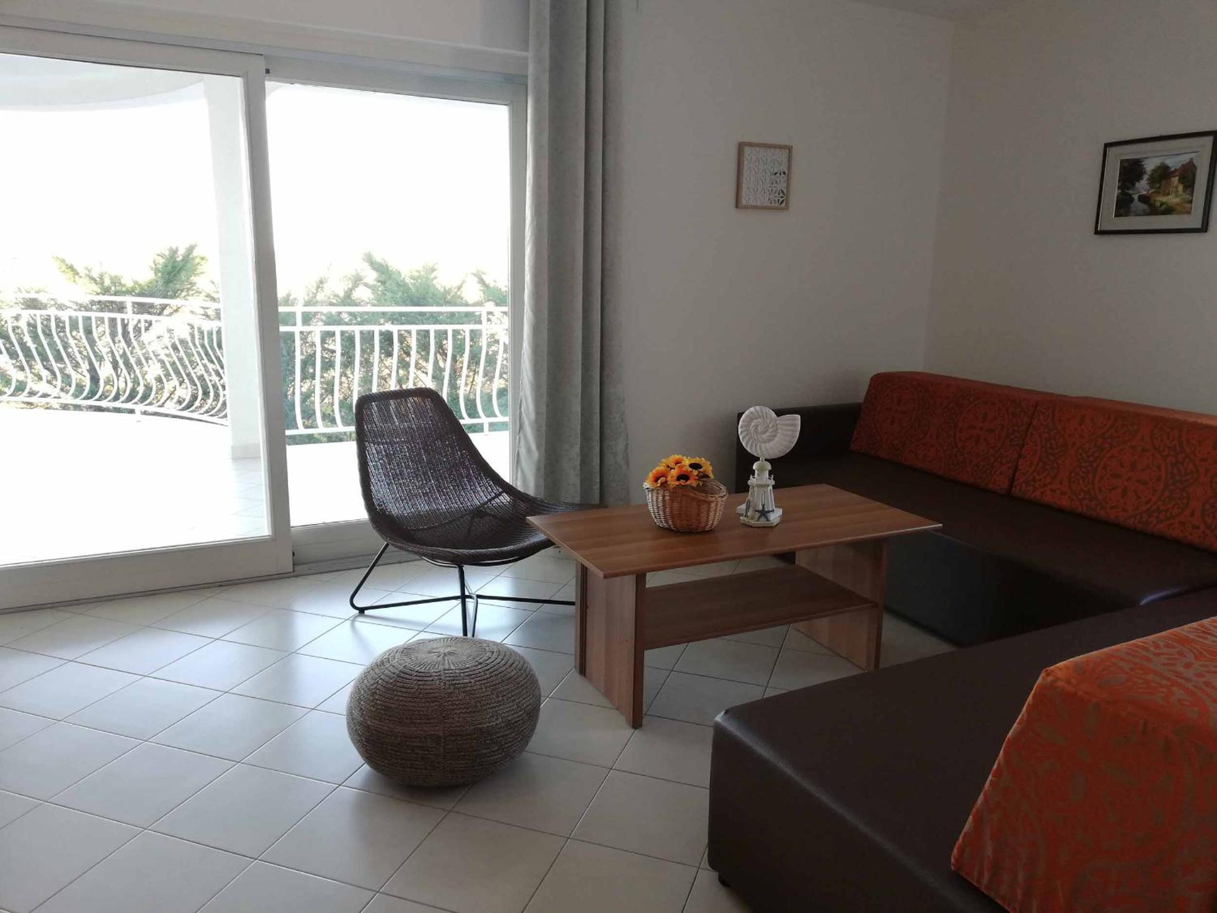 Apartment with Balcony and Sea View - Photo 2