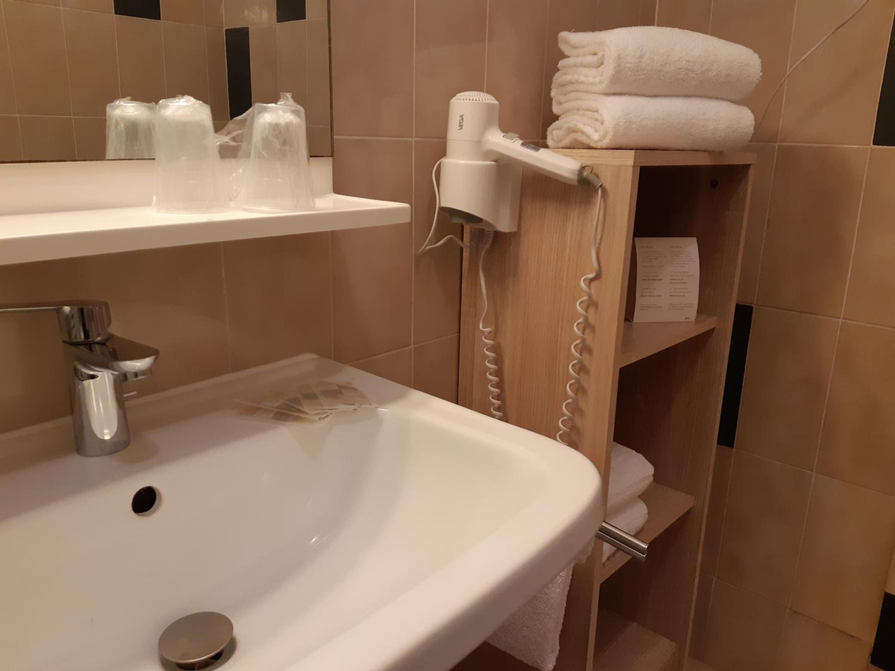 Quadruple Room - Photo 7