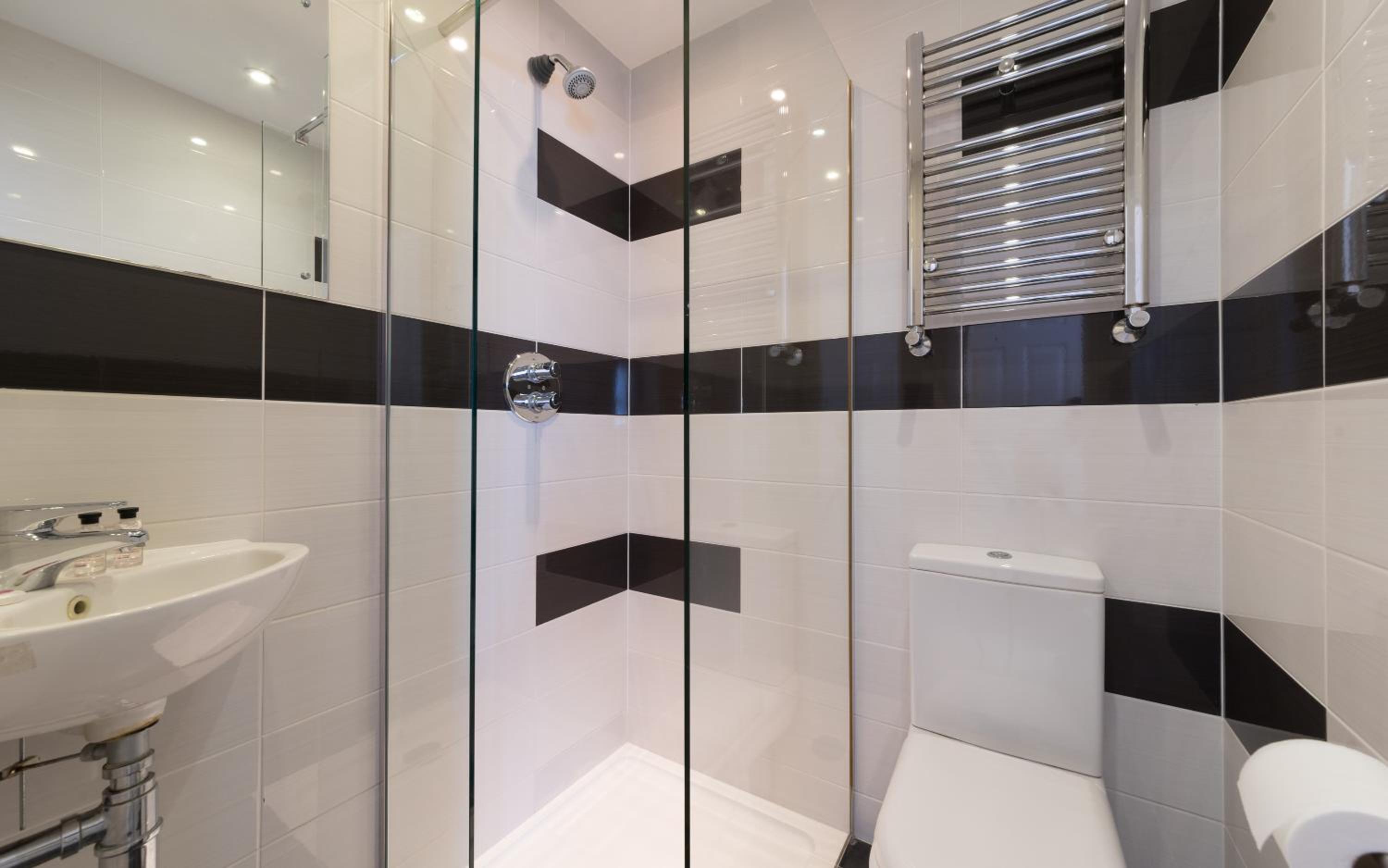 Twin Room with Private Bathroom photo 1