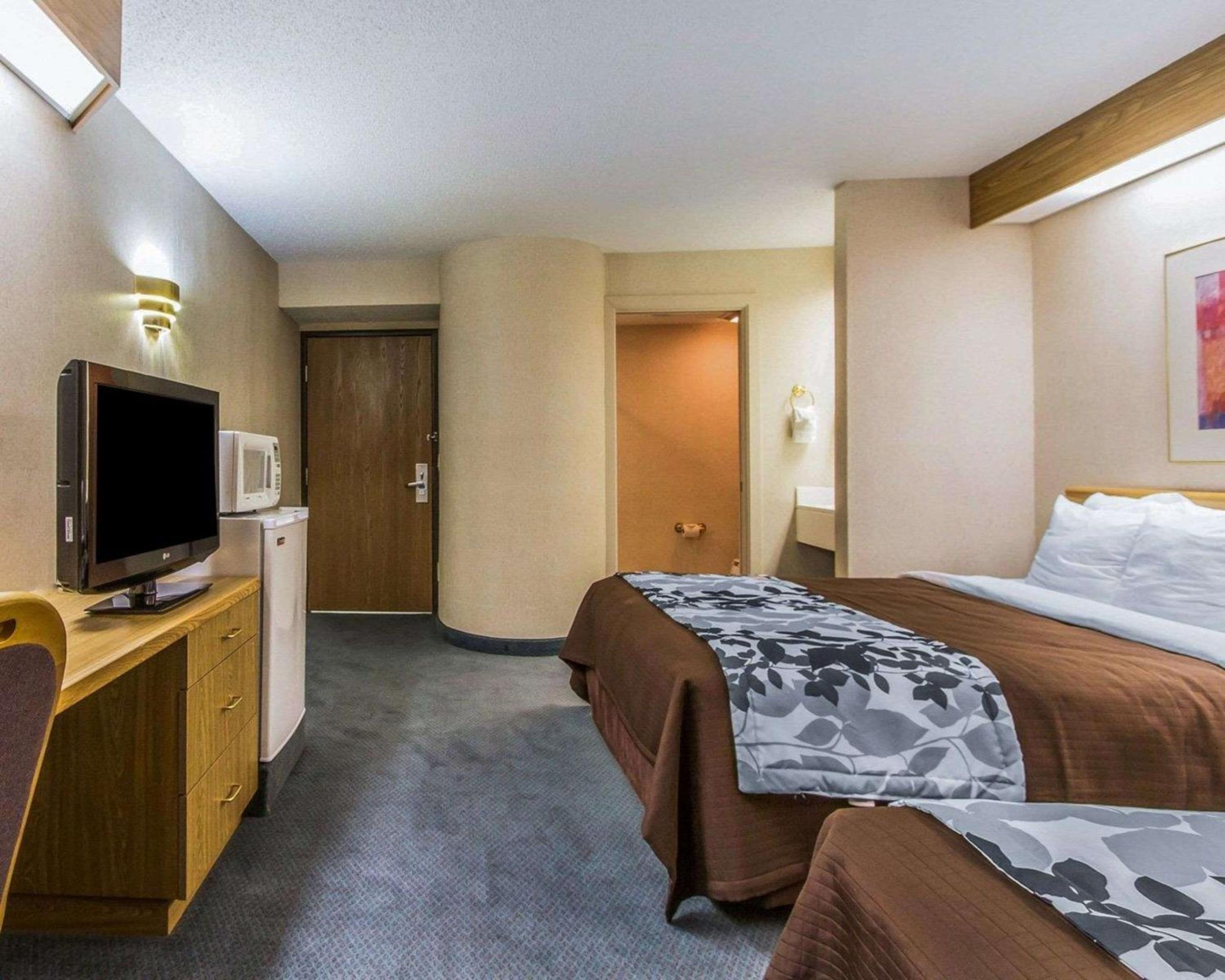 Queen Room with Two Queen Beds - Non-Smoking - Photo 1