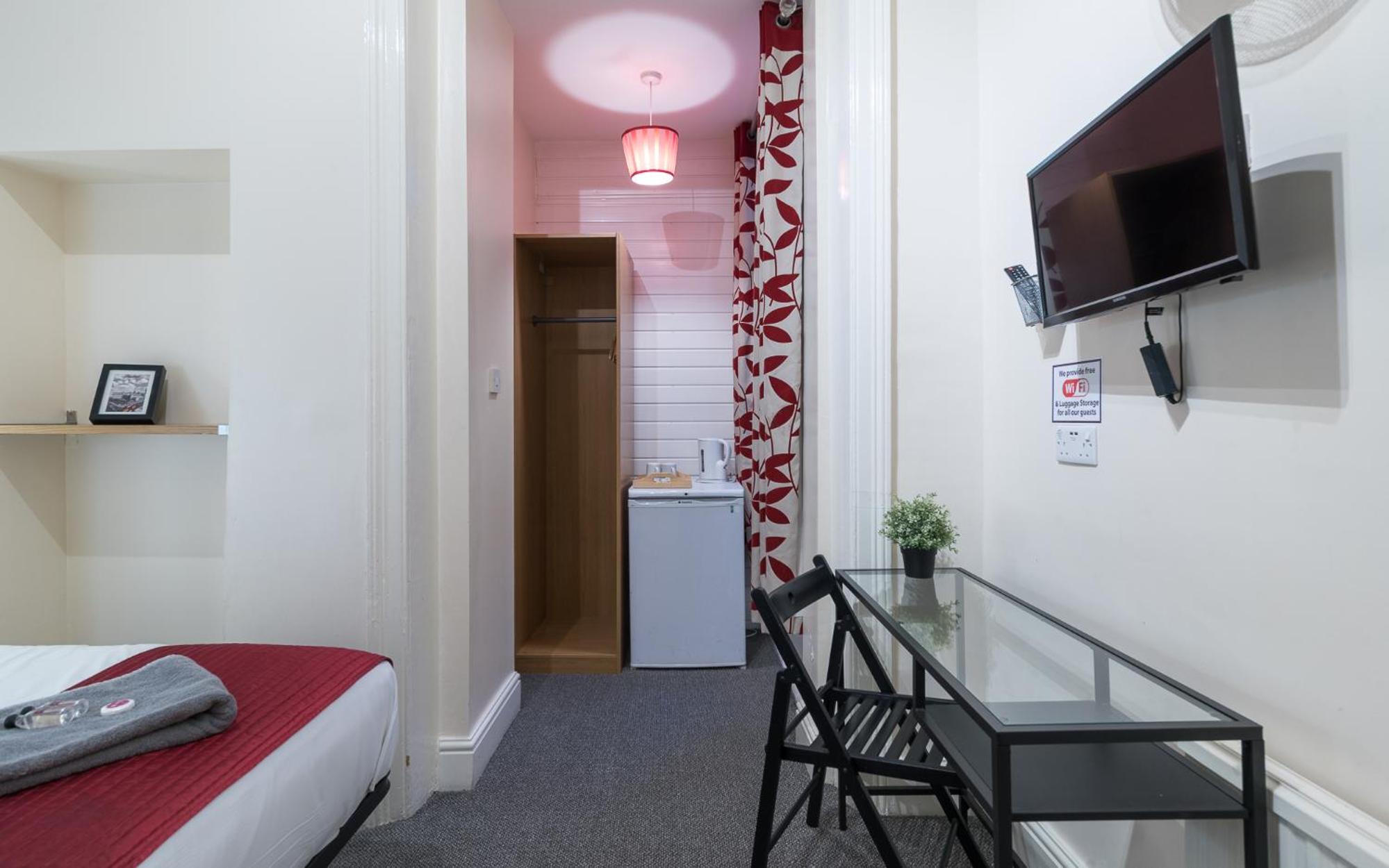 Twin Room with Private Bathroom photo 2