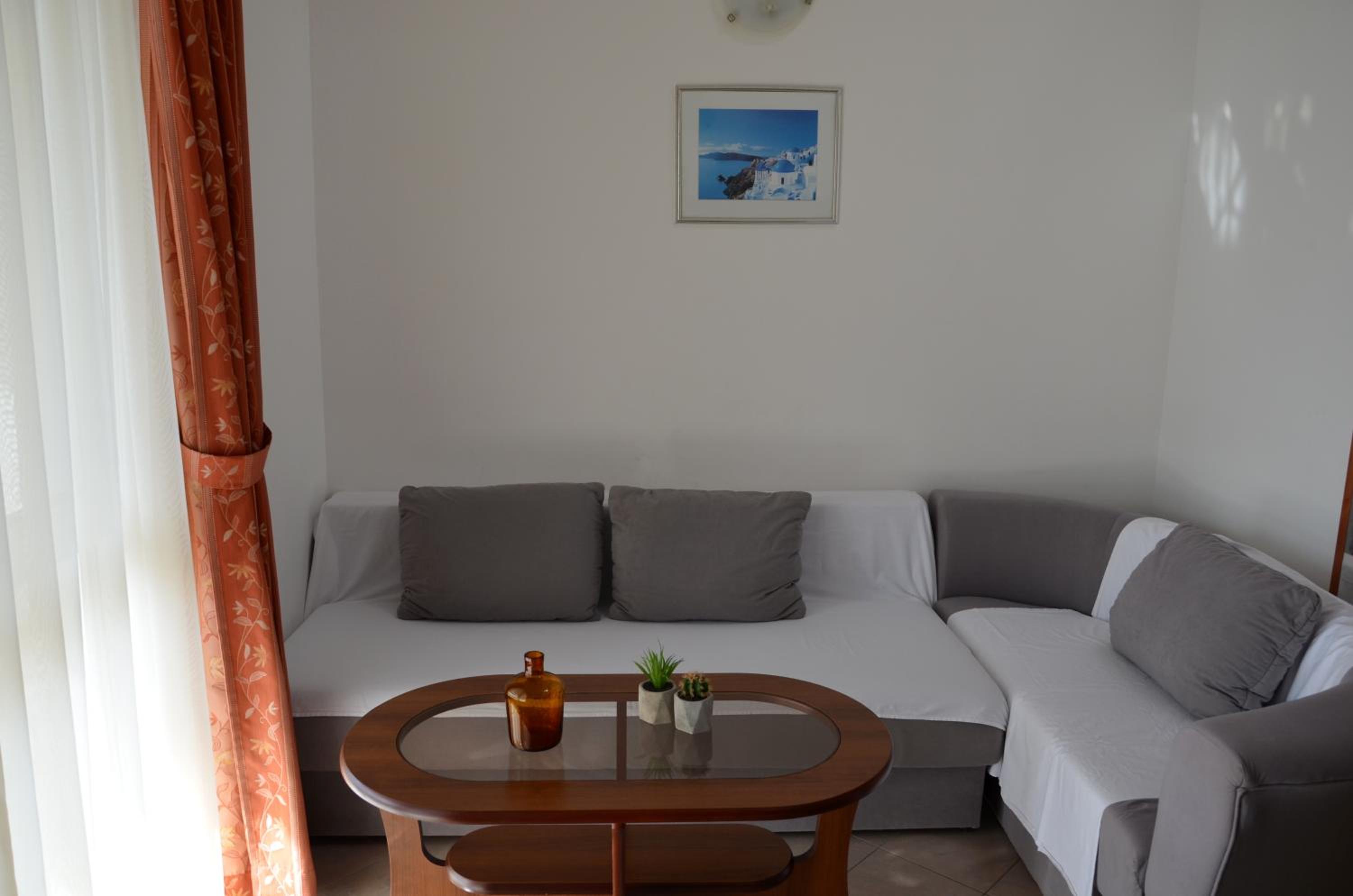 One-Bedroom Apartment with Balcony and Sea View- Br. 4 photo 2
