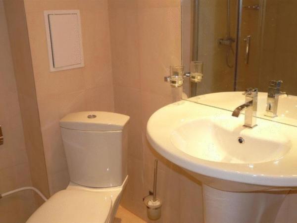 One-Bedroom Apartment (3 Adults + 1 Child) - Photo 2