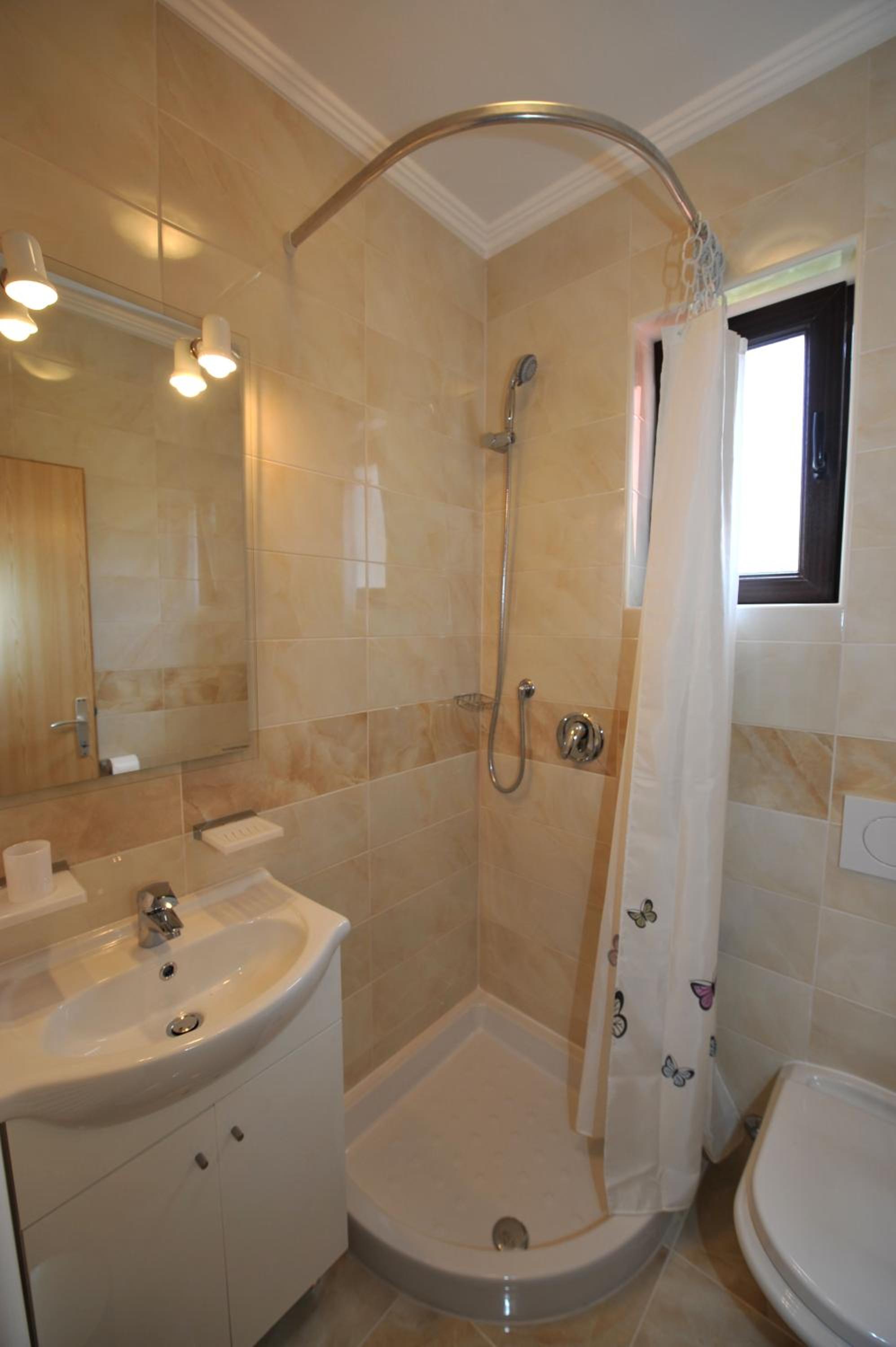 Double Room with Balcony - Photo 13