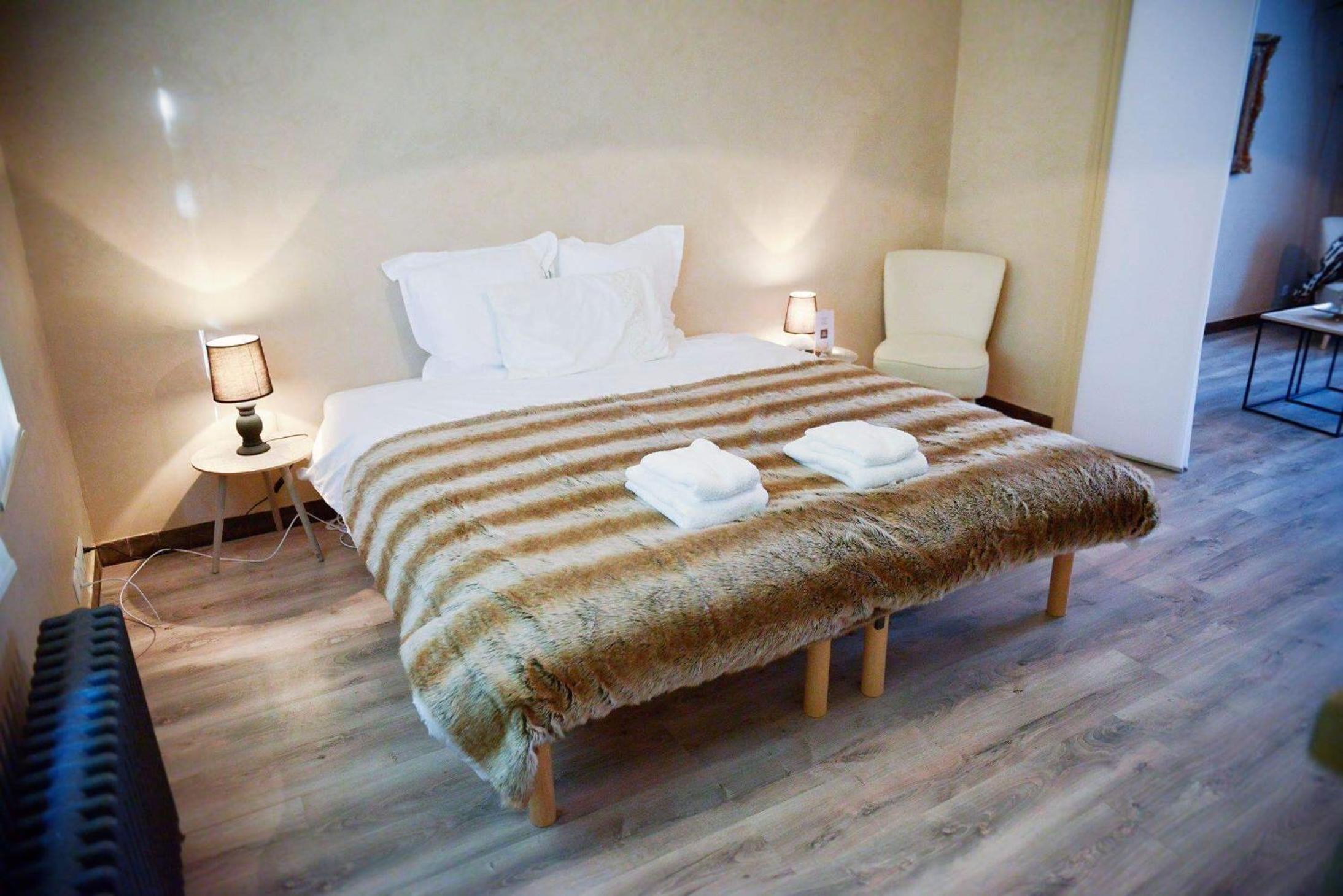Five-Bedroom House photo 2