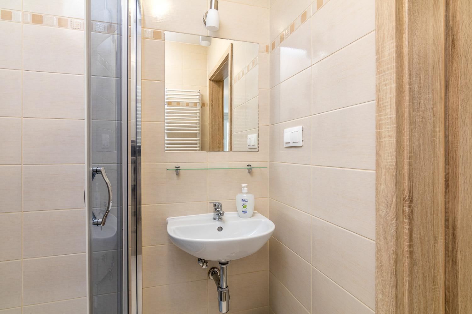 Quadruple Room with Bathroom - Photo 10