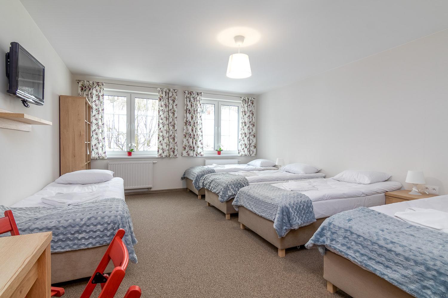 Quadruple Room with Bathroom - Photo 8