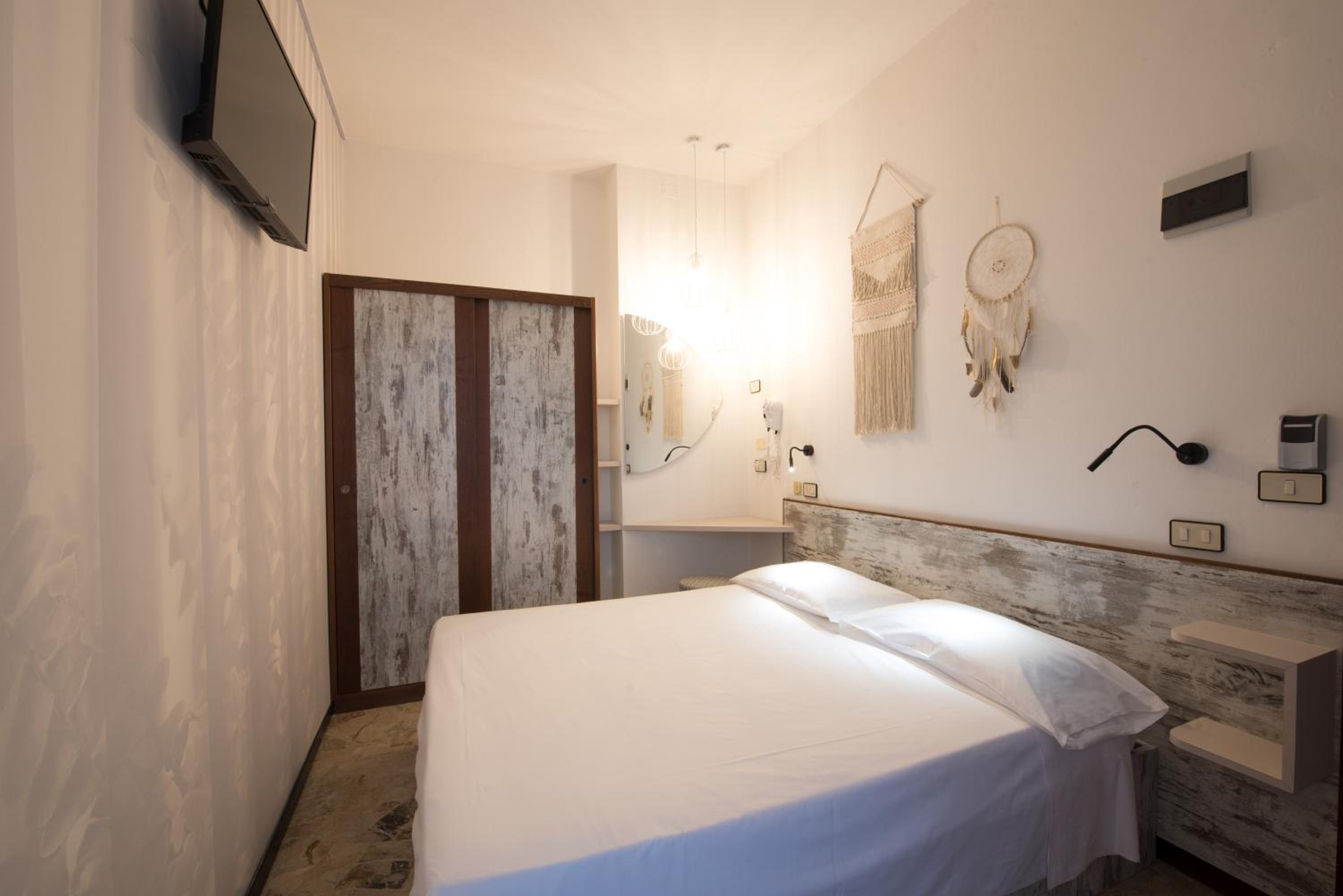 Double or Twin Room - Photo 3